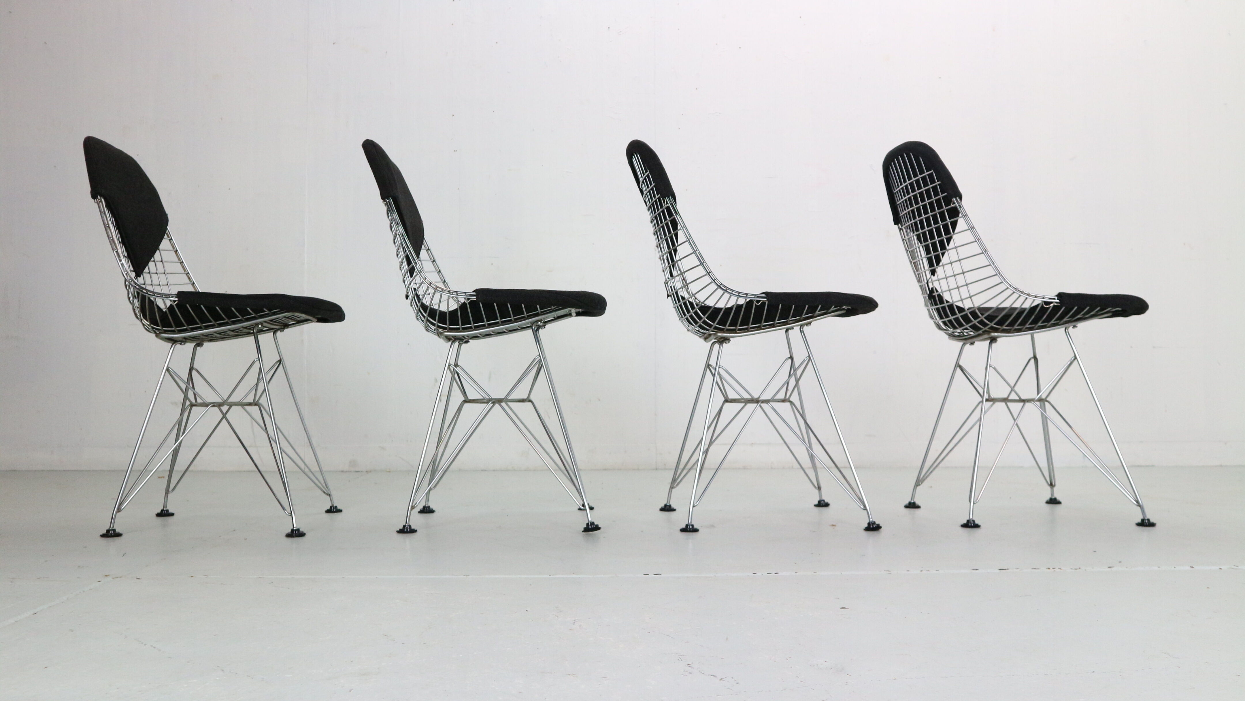 "DKR-2" Set of 4 Wire Chairs 'Bikini' by Eames for Herman Miller, 1960