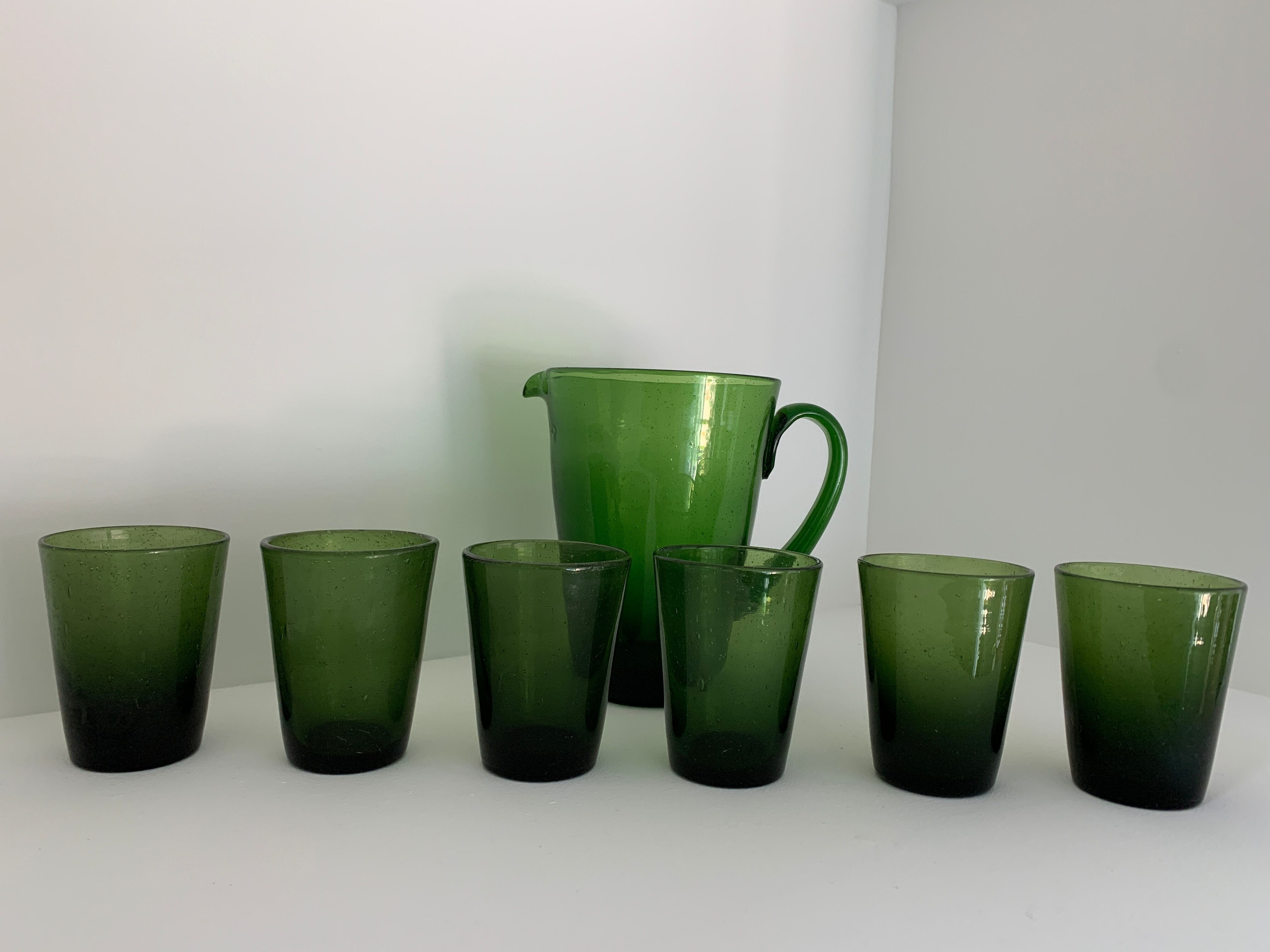 Carafe et 6 verres en verre vert bullé