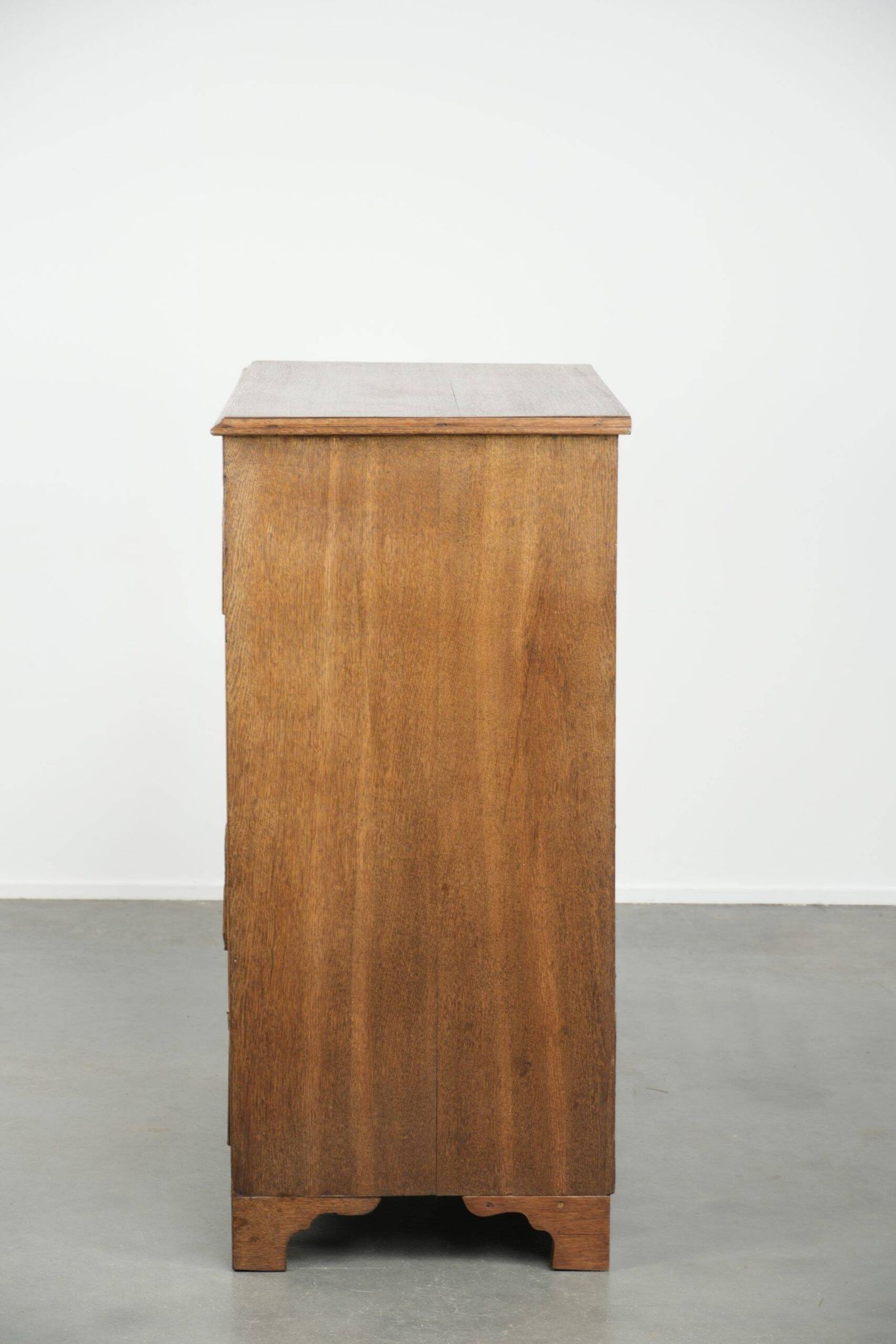 Large antique English blonde oak chest of drawers from the 18th century