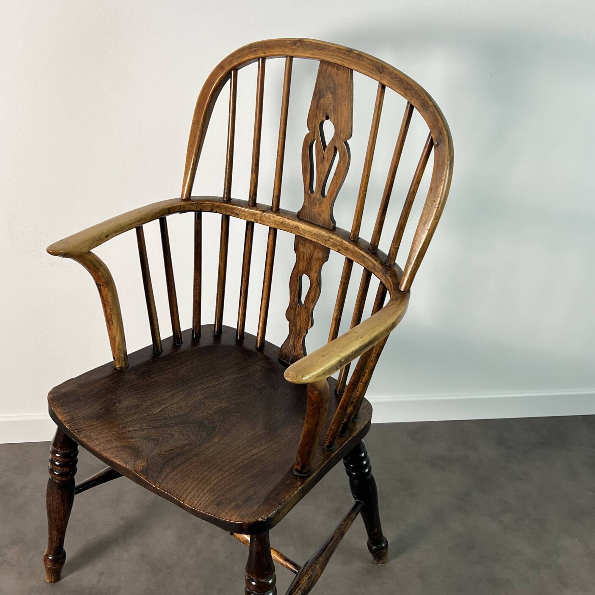 Chair, Windsor Low Back armchair in elm, England, 19th century