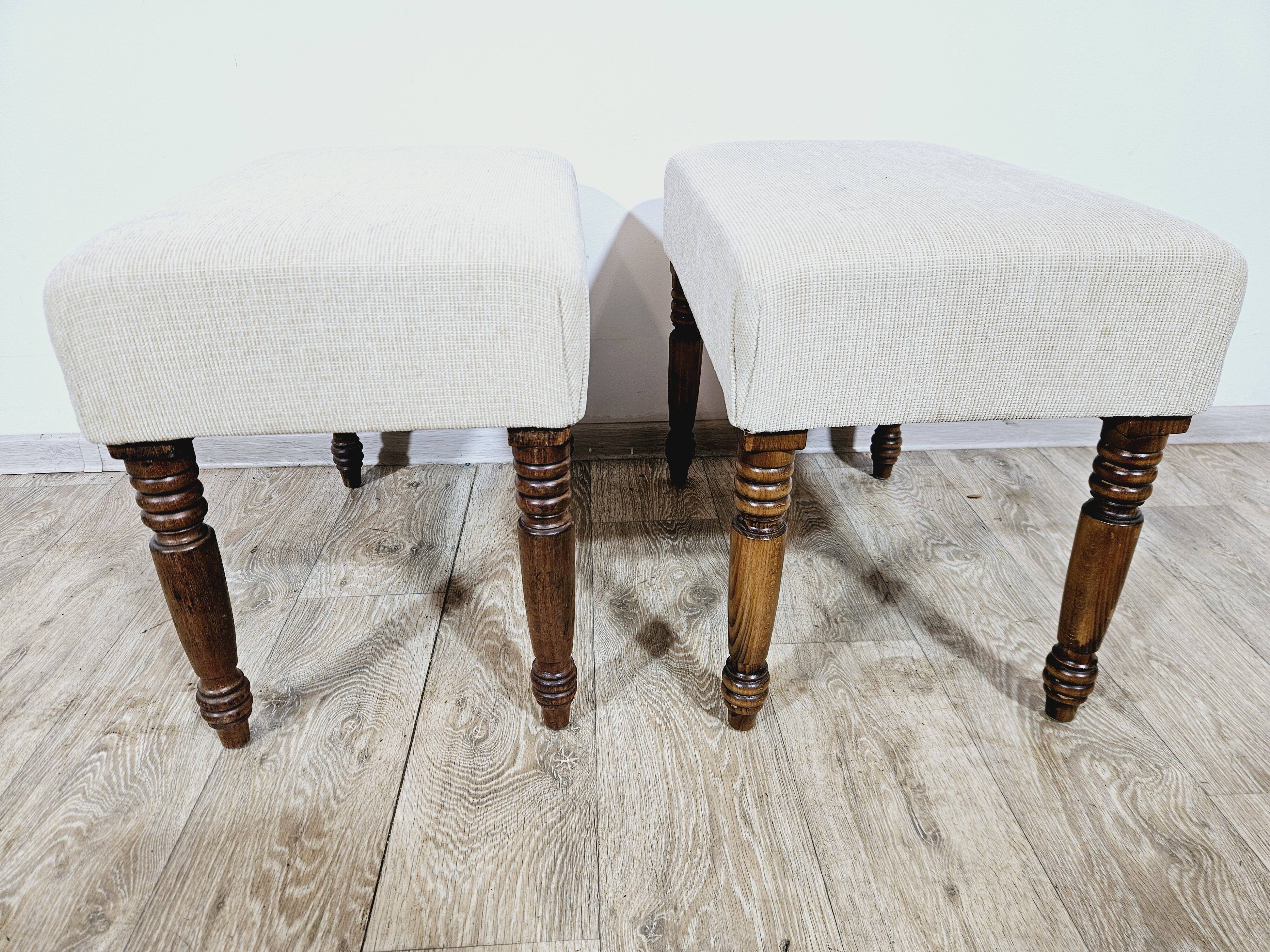 Paire de poufs/stools rembourrés anglais du 19ème siècle.