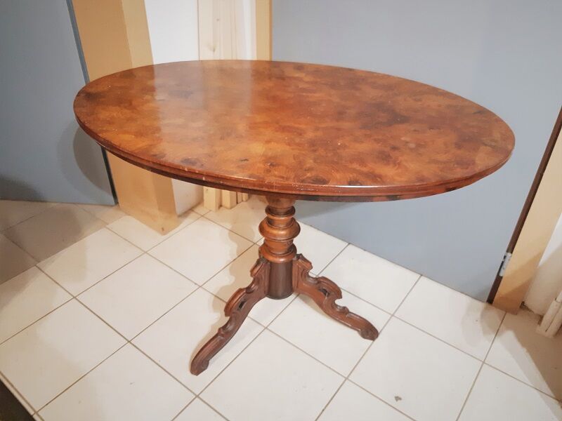 Oval side table Louis Philippe period walnut and walnut bramble, tripod foot