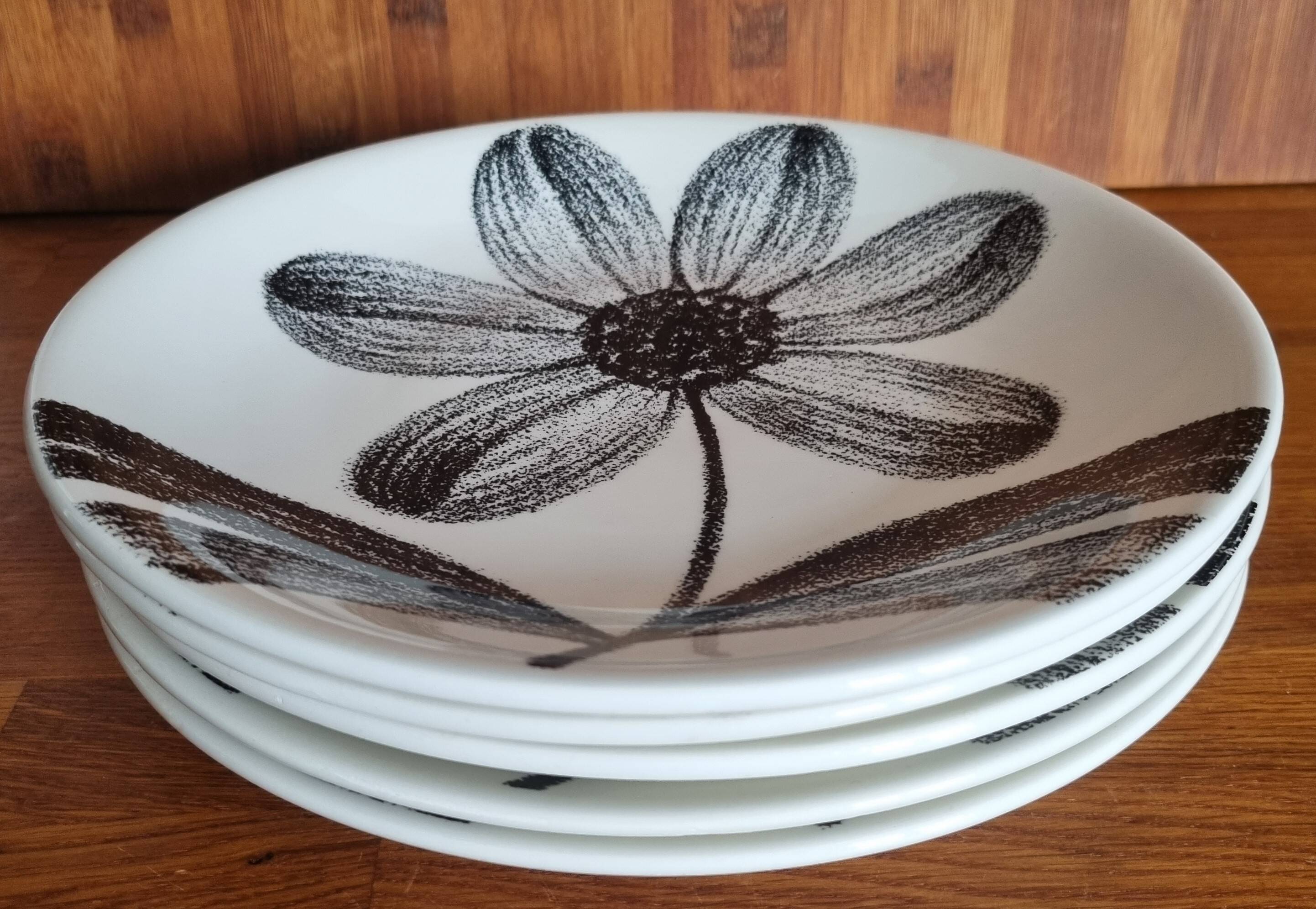 Set of 5 flat faience plates from gien black flower pattern 70s