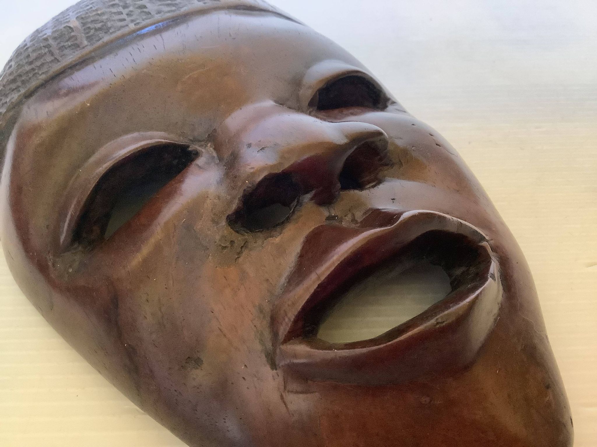 Masque africain en bois massif