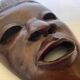 Masque africain en bois massif