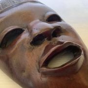 Masque africain en bois massif