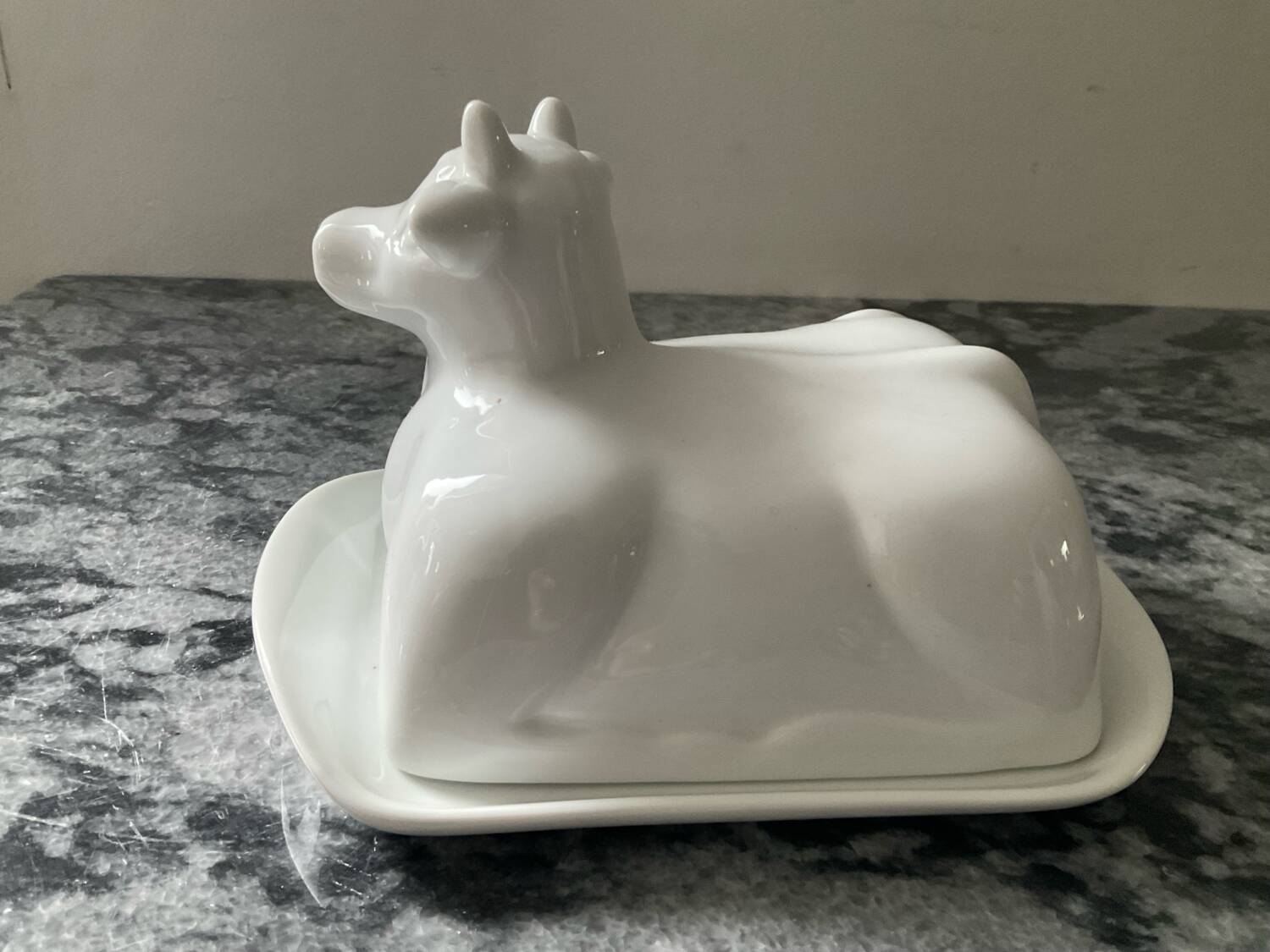Enamelled porcelain butter dish