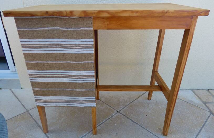 Bureau 3 tiroirs en bois et toile de lin –Totalement restauré