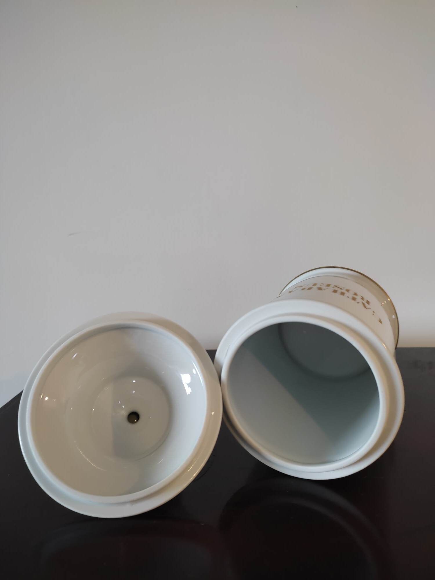 Pharmacy / apothecary pot in white earthenware decorated with gold net, "Catharan: Roseus signed Limoges