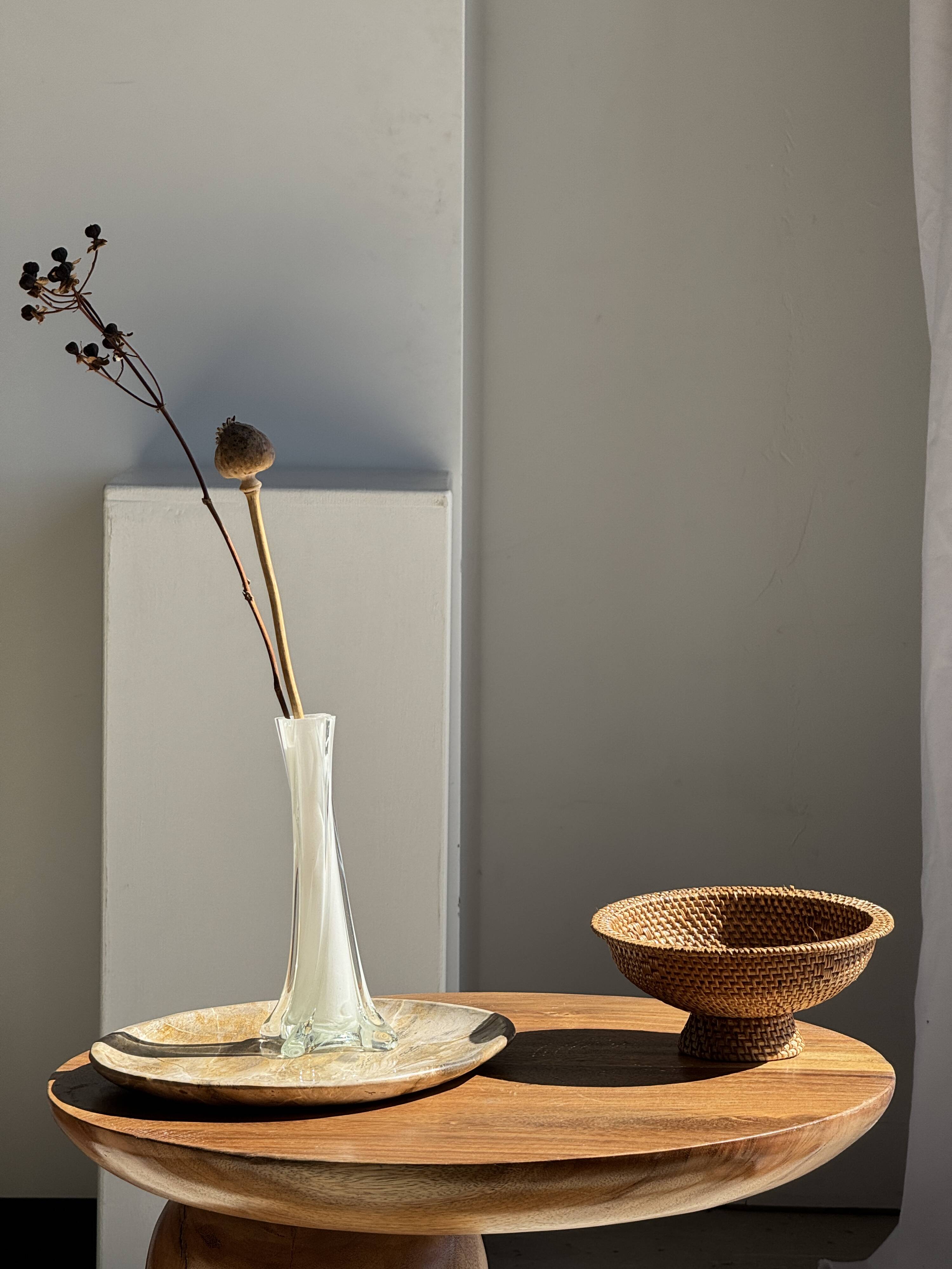 Side table in solid suar with a circular top, column base H51.5 D50.