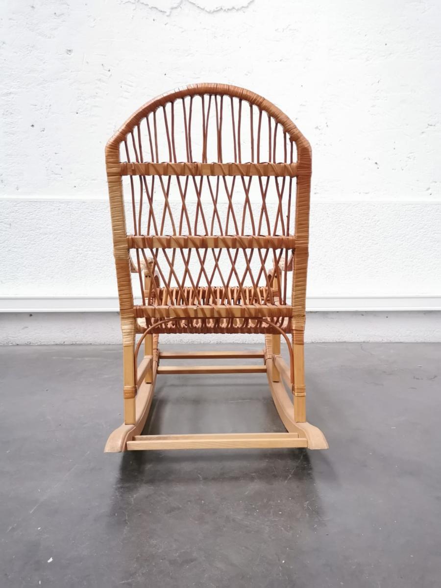 Rocking flesh in rattan