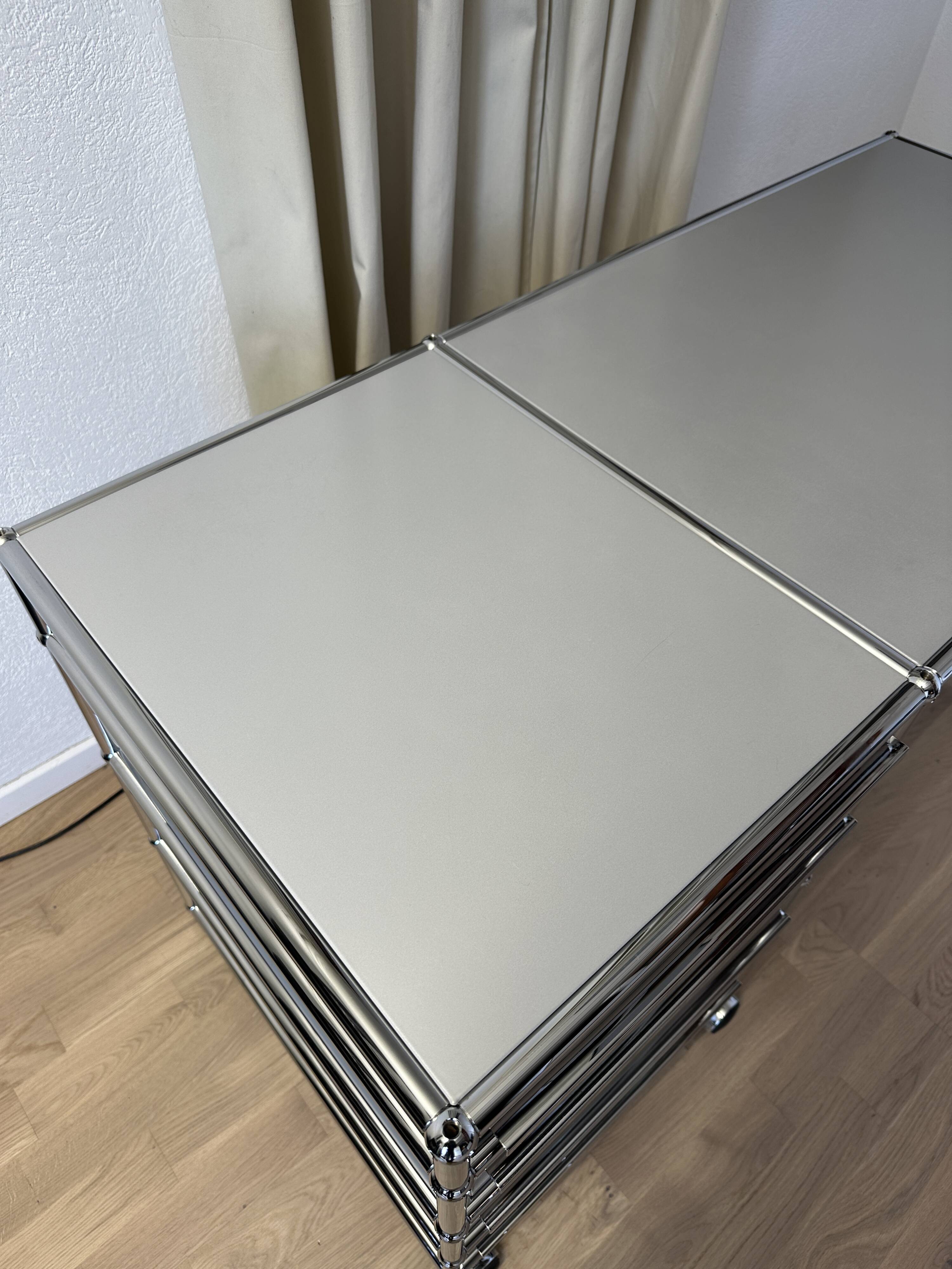 USM Haller desk in matte silver
