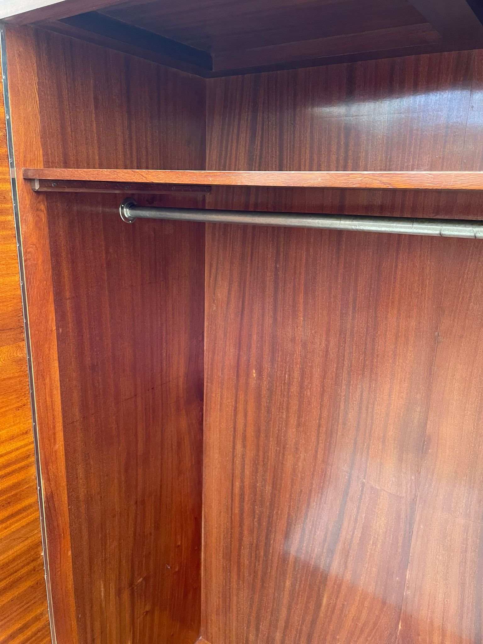 Armoire en placage de noyer restaurée d'influence Art Déco, années 1930