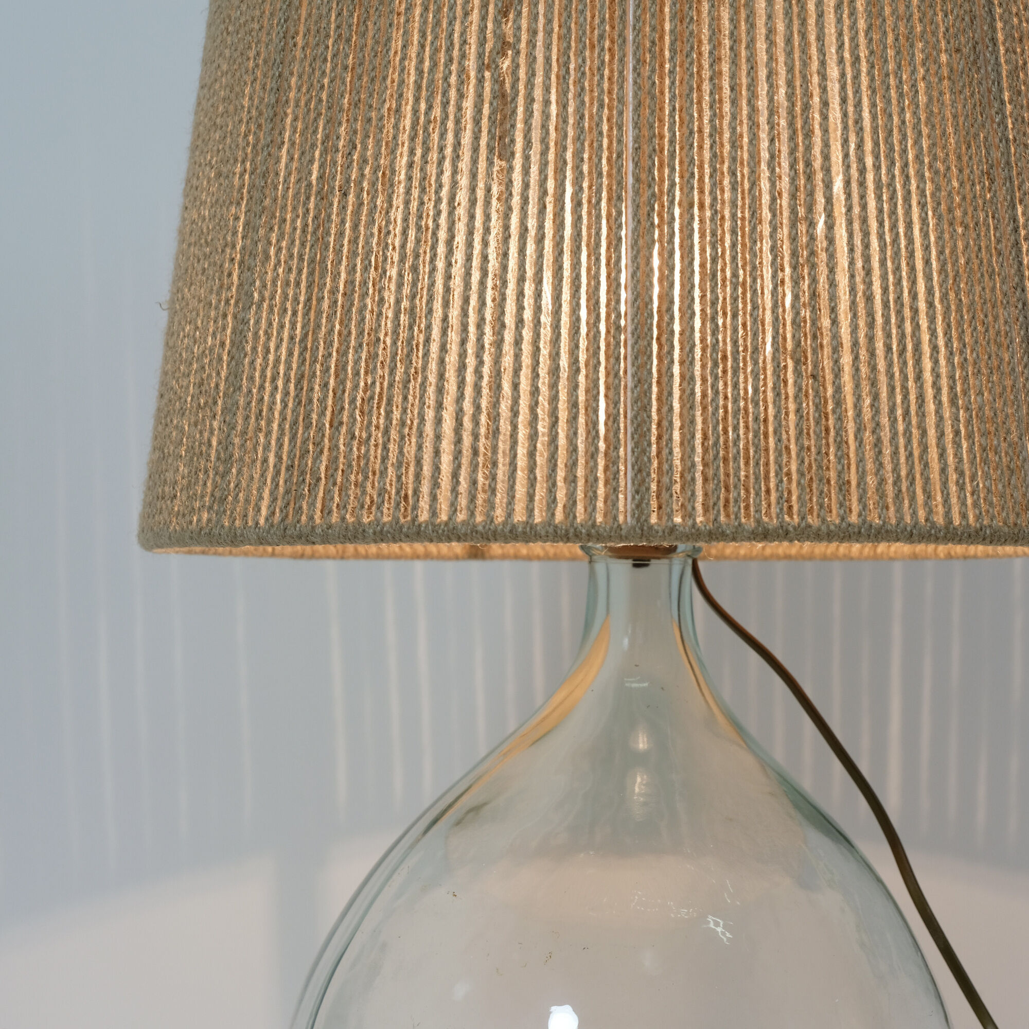 Table lamp from the 70s and 80s and its rope lampshade.
