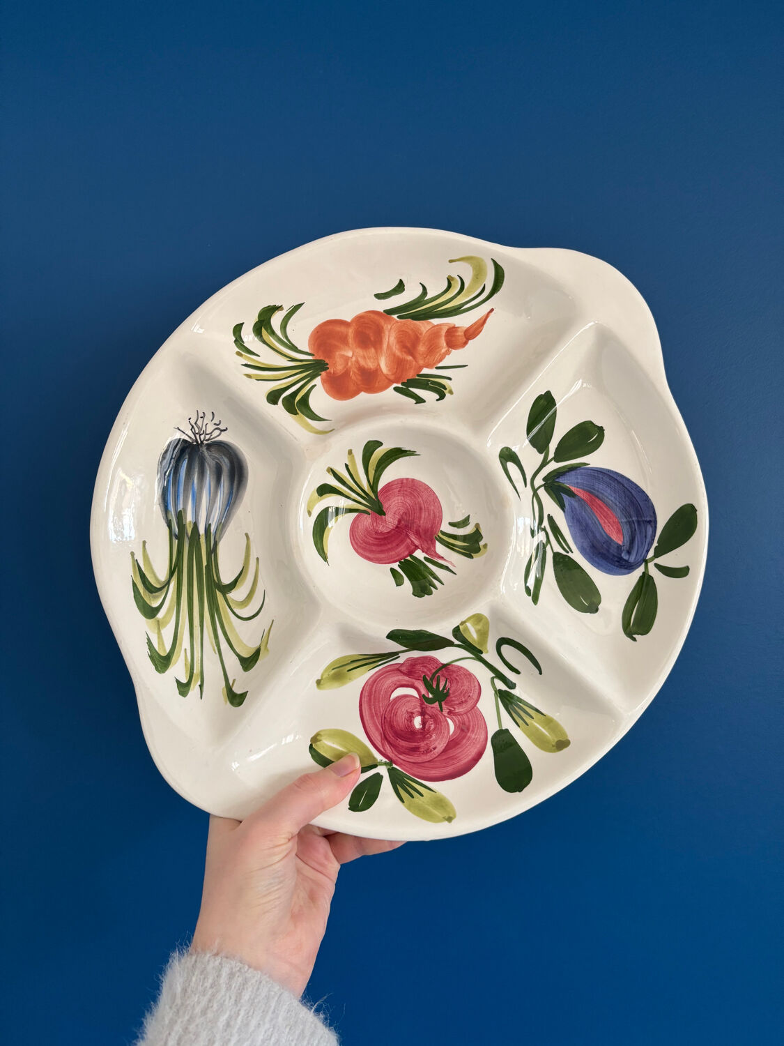 Plat apéritif compartiments légumes en barbotine majolique vintage