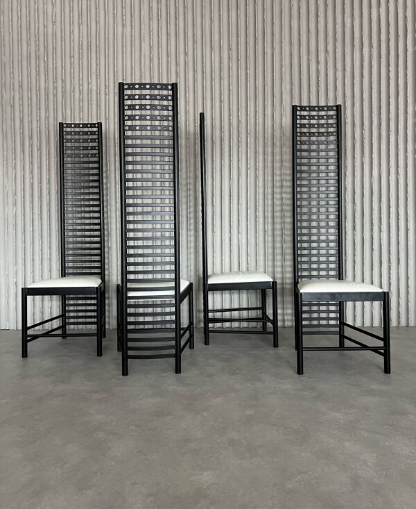 Ensemble de 4 chaises de salle à manger en acier postmodernes – Design sculptural à dossier haut, vers 1980.