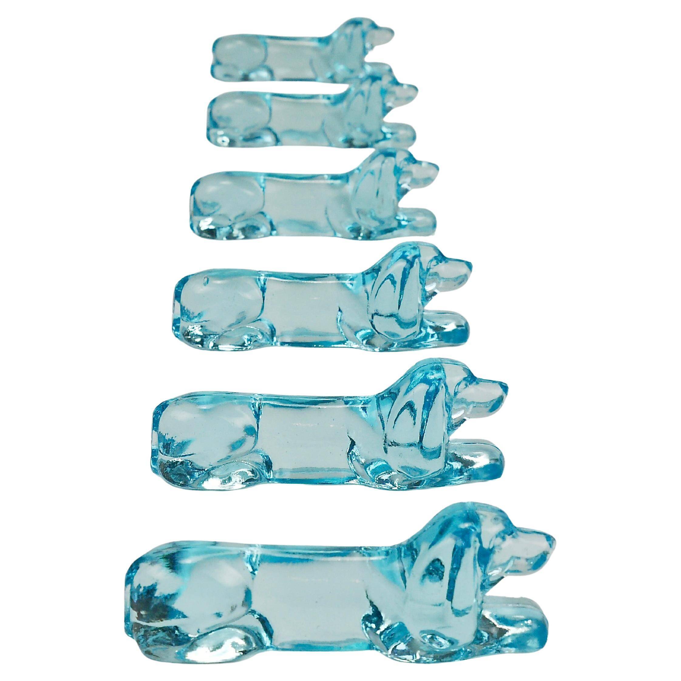 6 repose-couteaux Art déco français en verre bleu clair, années 1930 représentant un teckel ou basset