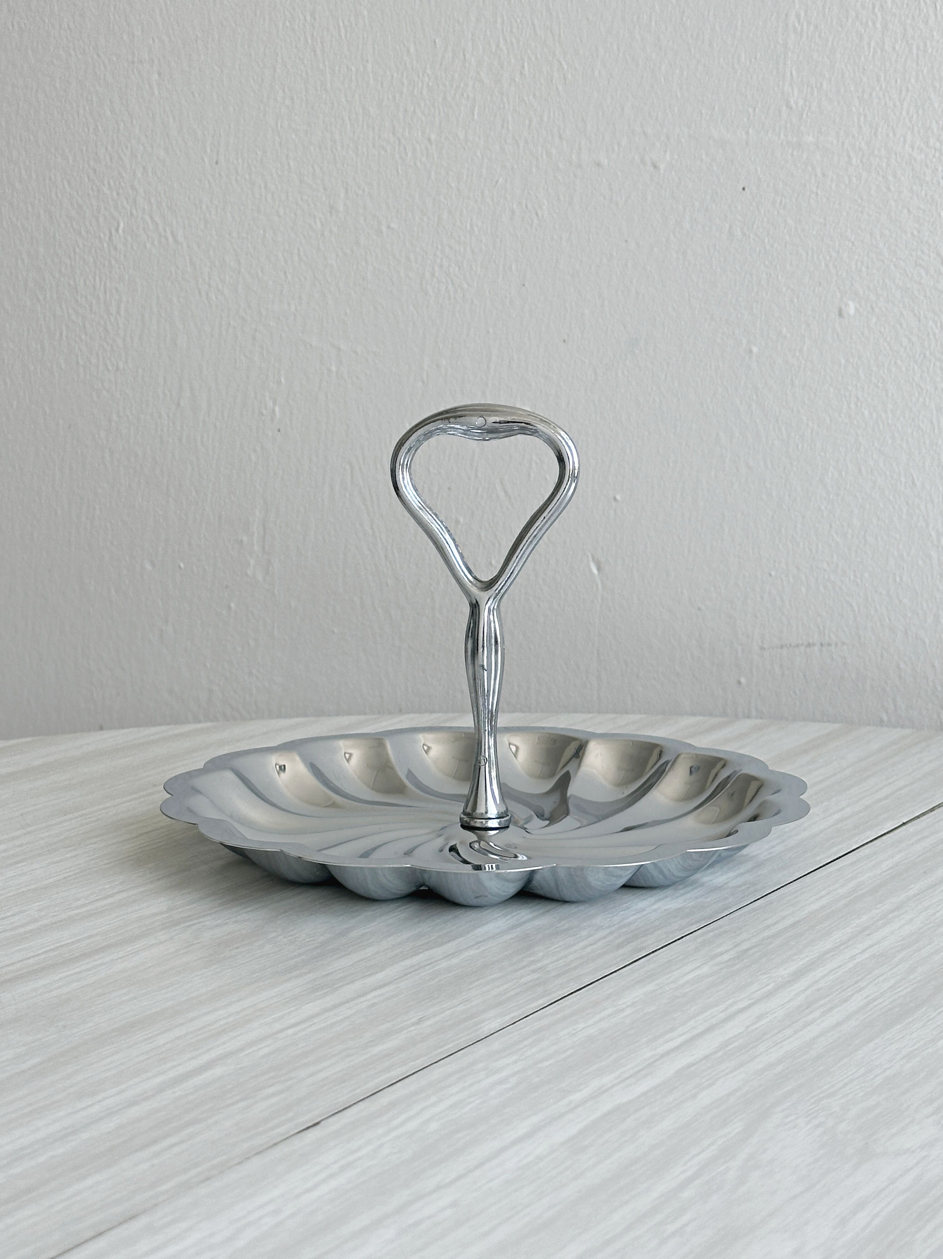 Lightweight metal serving dish