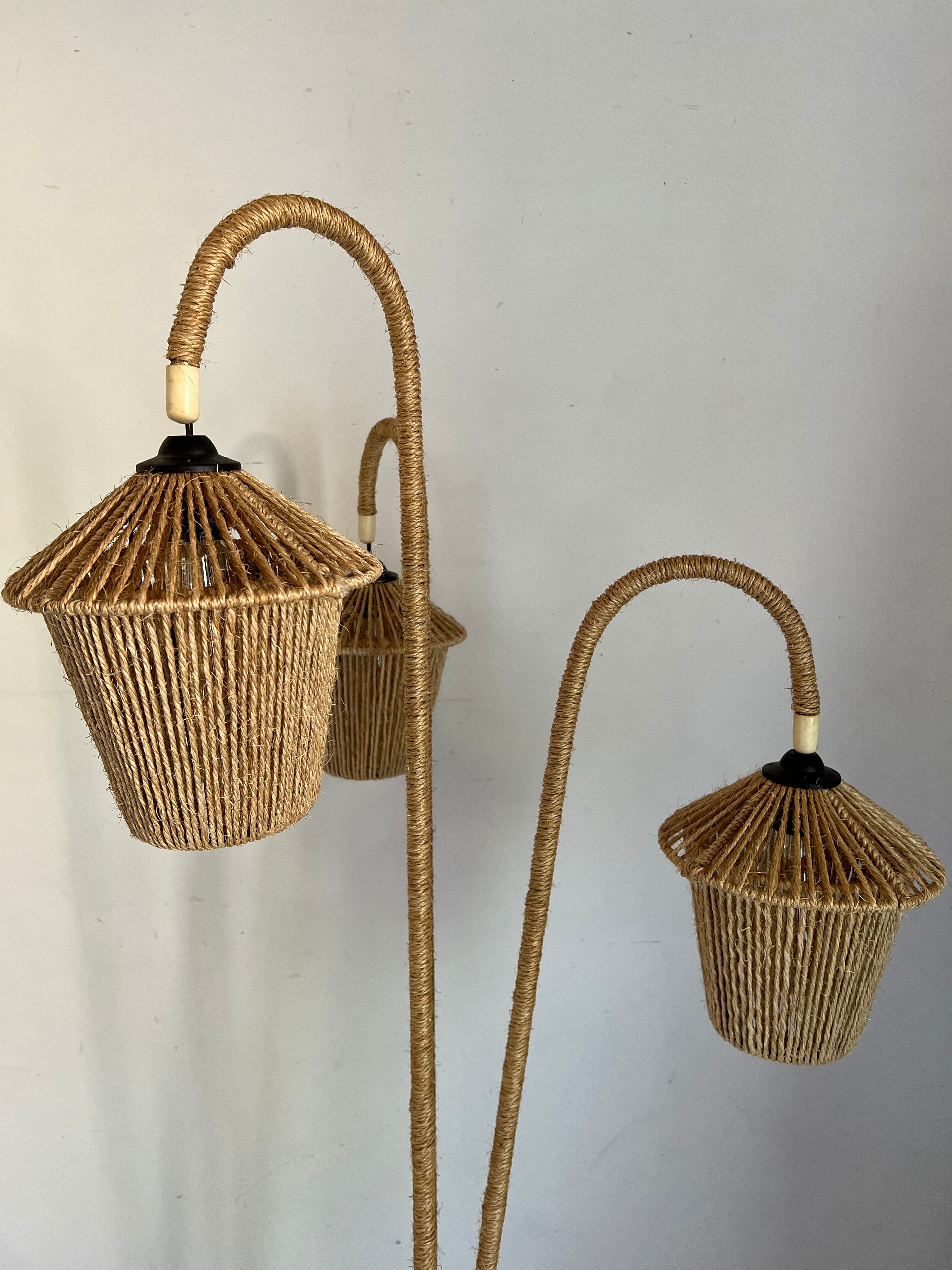 Vintage tripod floor lamp in metal and rope