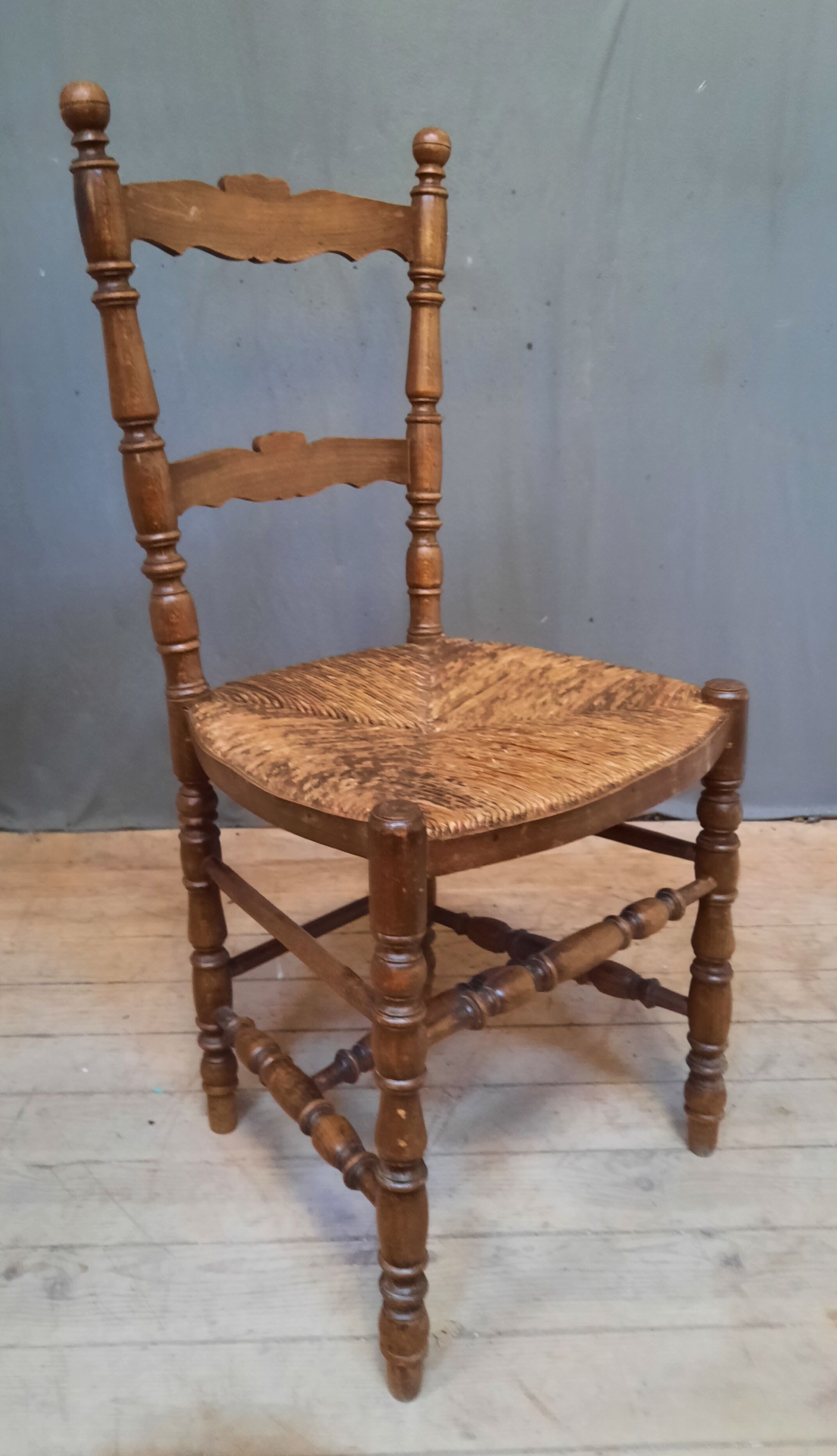 4 straw chairs with bar