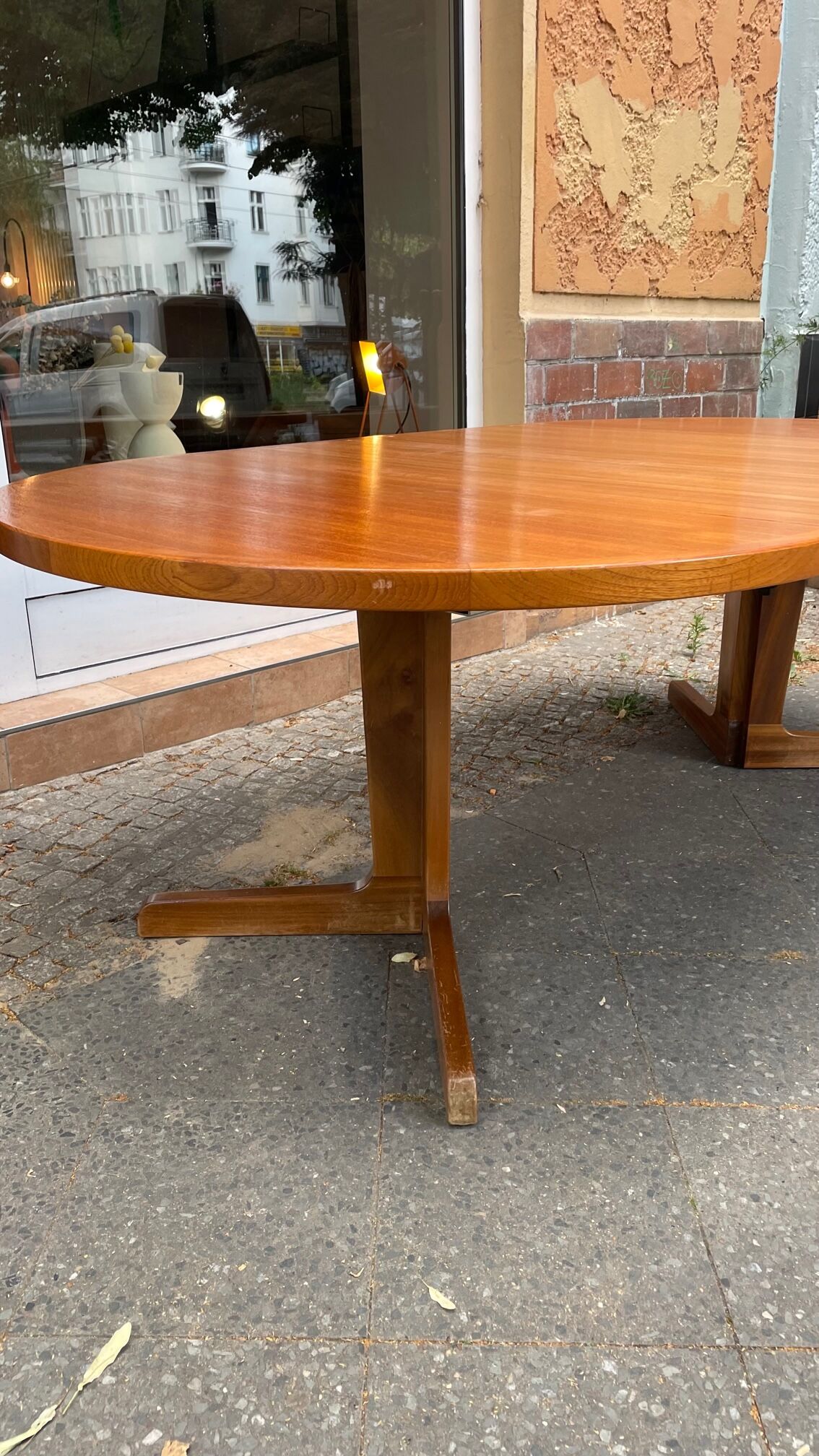 Extendable round table in teak from the 60s with two extensions