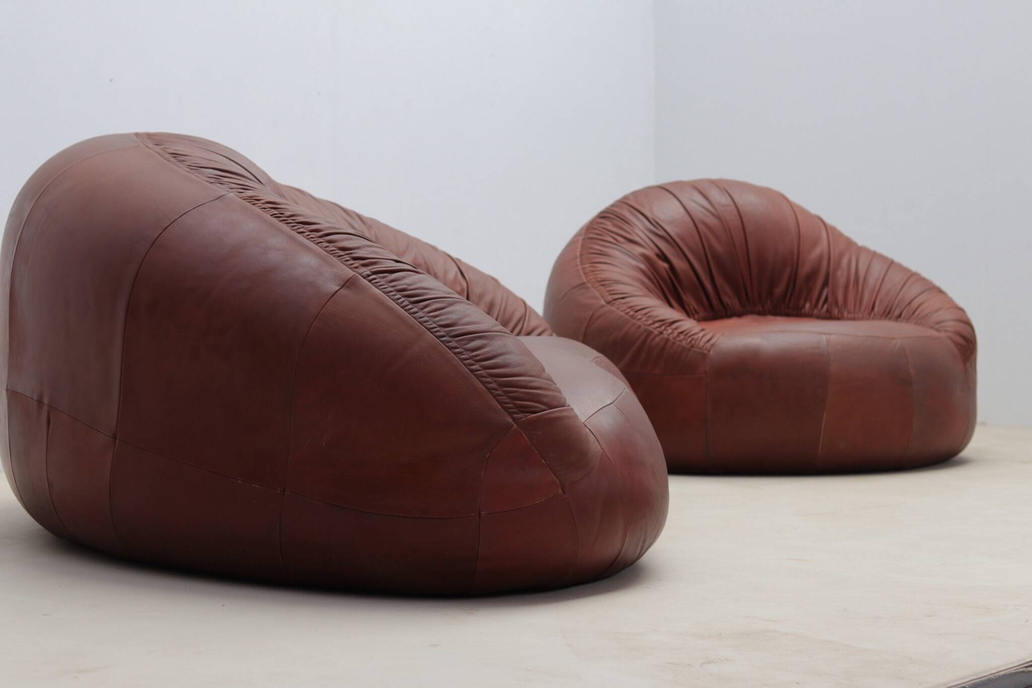 Canapé et fauteuil en cuir Pangolin par Egg Designs