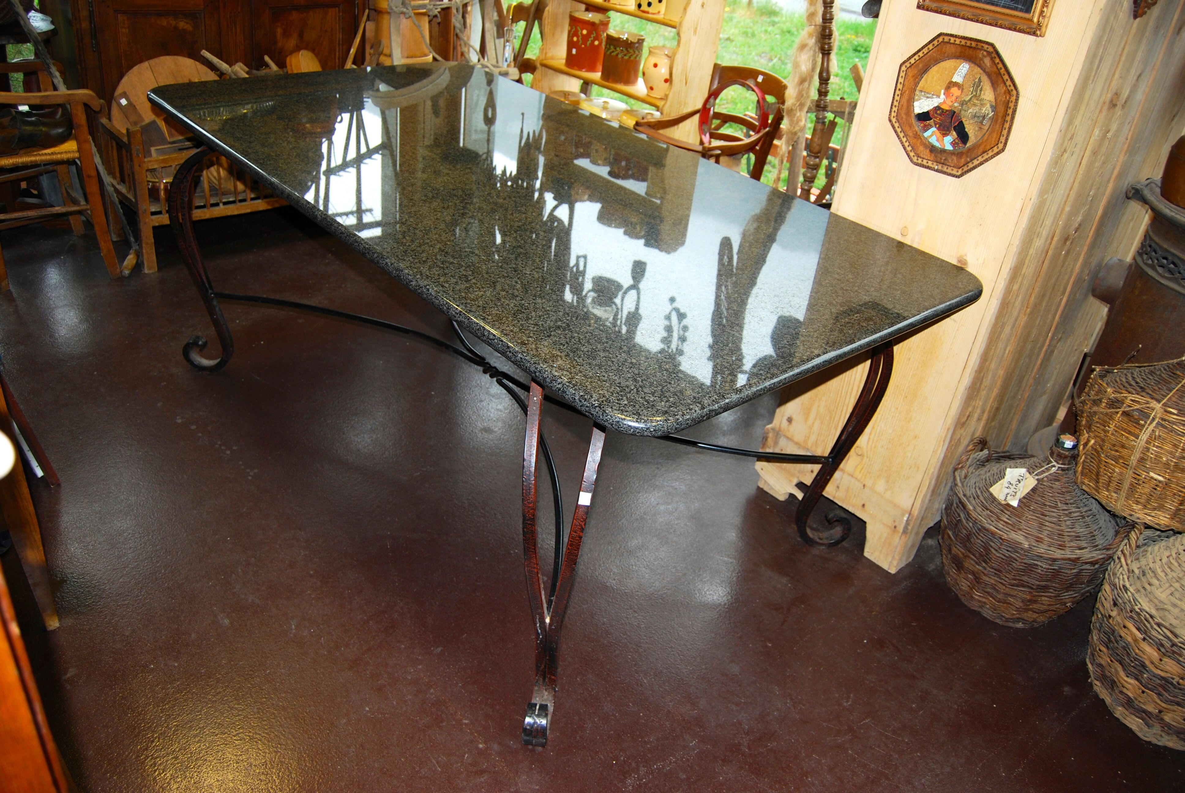 Table en fer forgé et plateau marbre granit