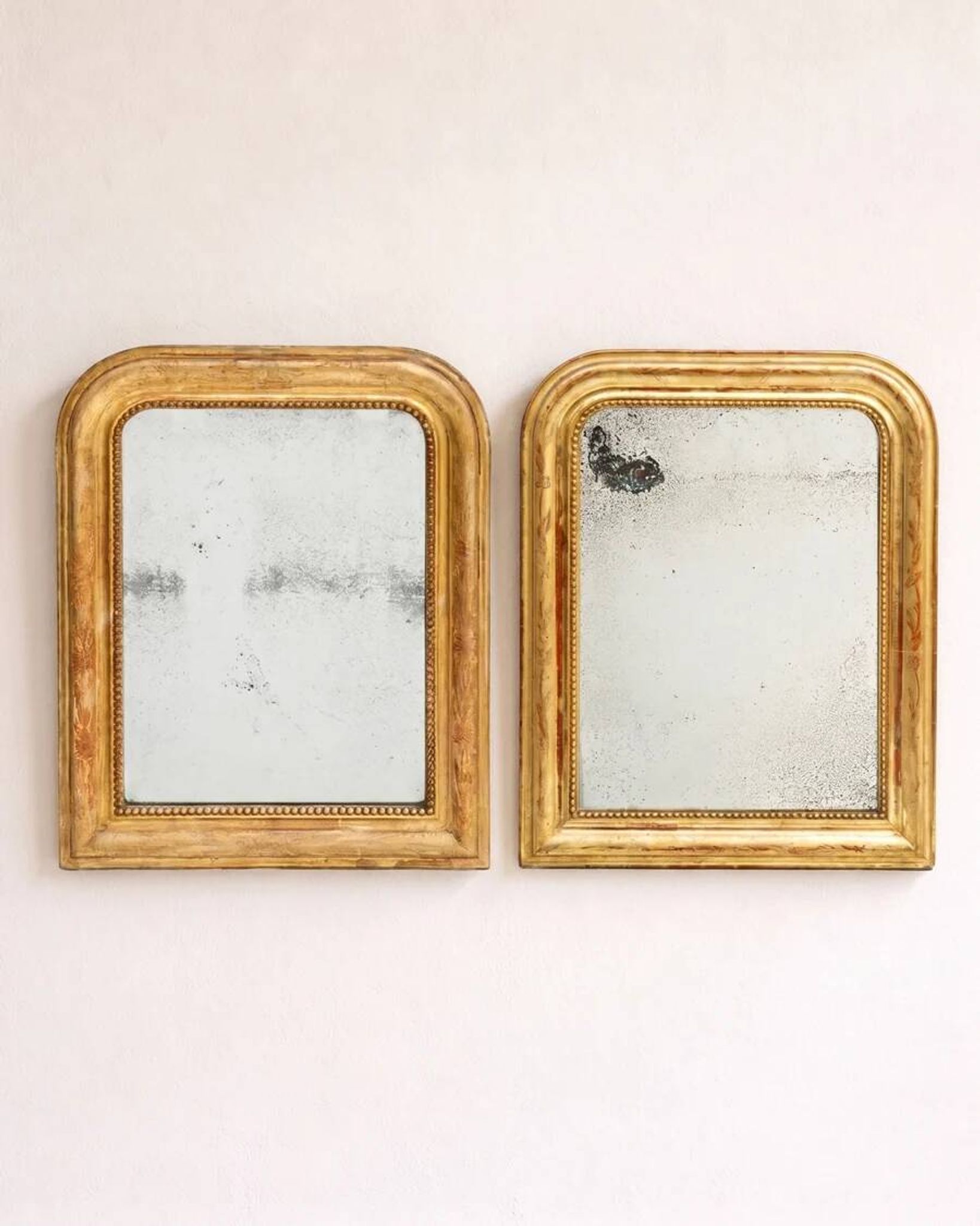 Ensemble de deux petits miroirs Louis-Philippe français dorés rouge du XIXe siècle