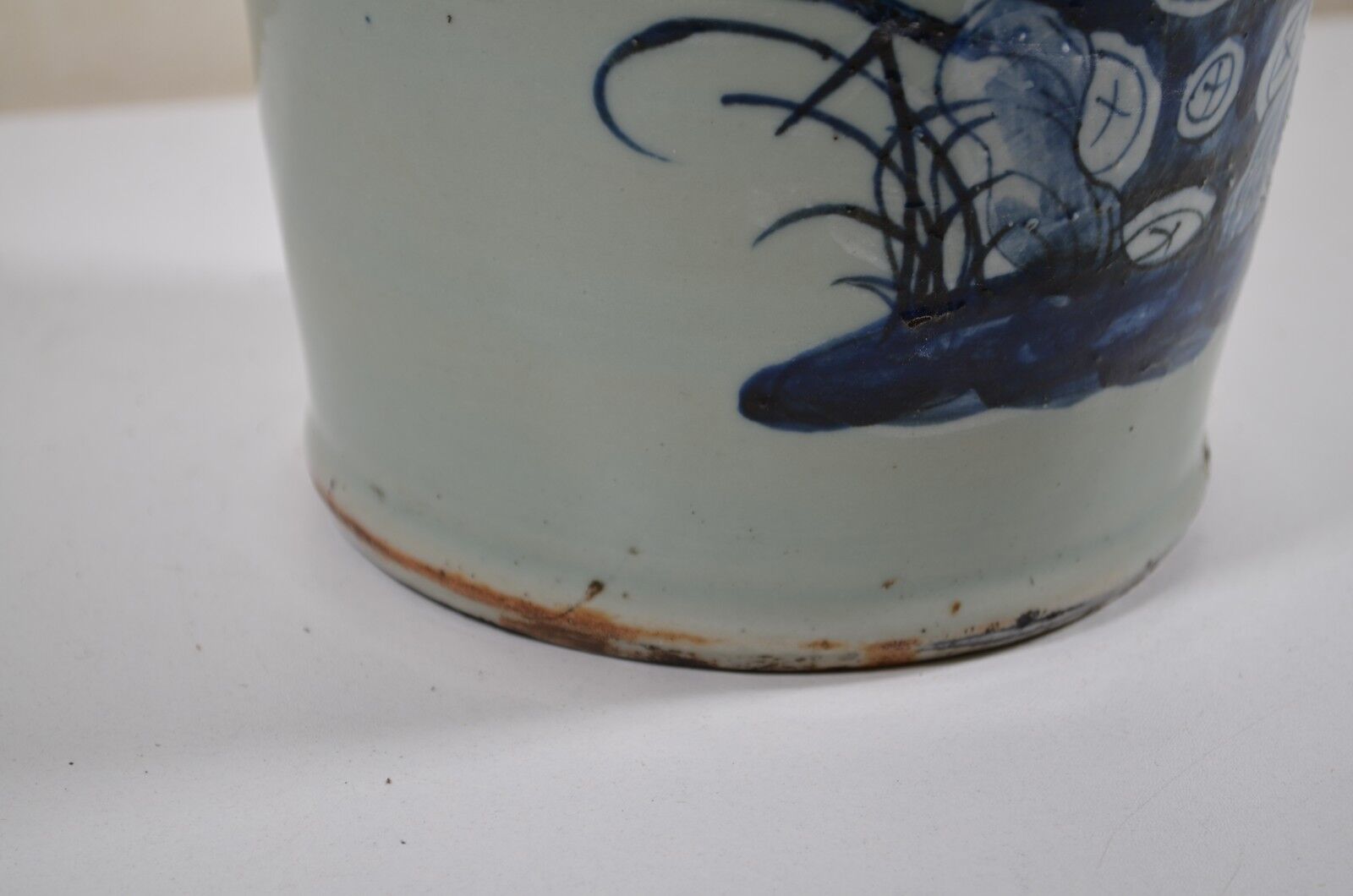 China. Porcelain mallet vase with blue and white phoenix decoration on a rock.