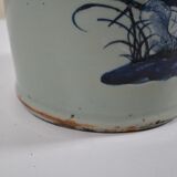 Vase maillet en porcelaine à décor bleu et blanc de phénix sur un rocher.