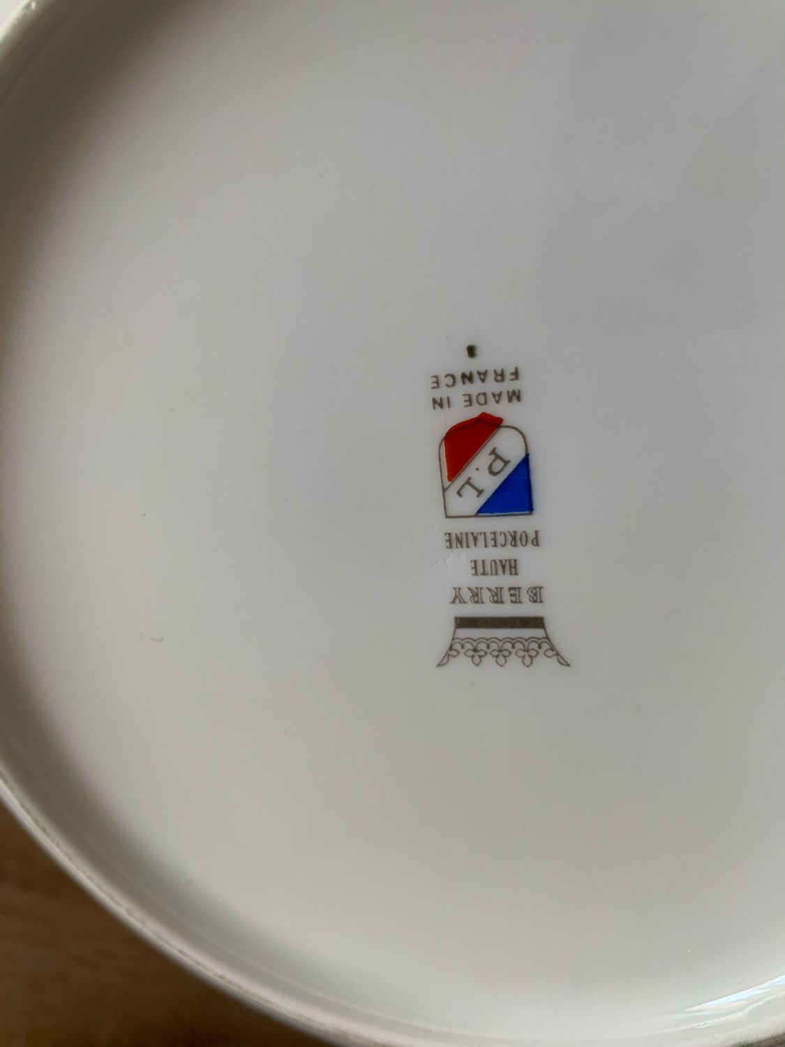 Lot De 3 Tasses Et 2 Soucoupes En Porcelaine Dorée France - Motif Napoleon - Parfait état