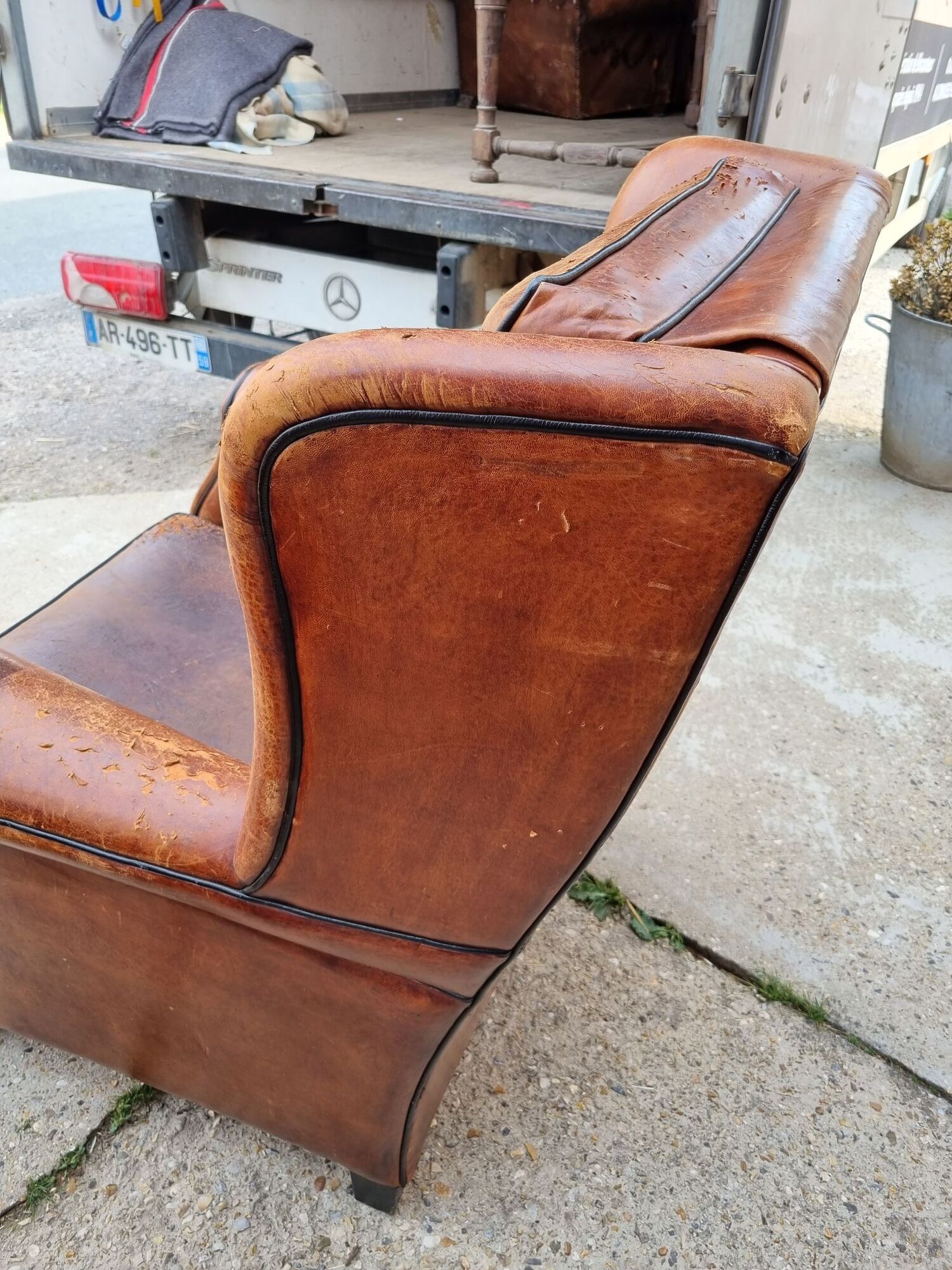 Paire de fauteuils club en cuir des années 1980