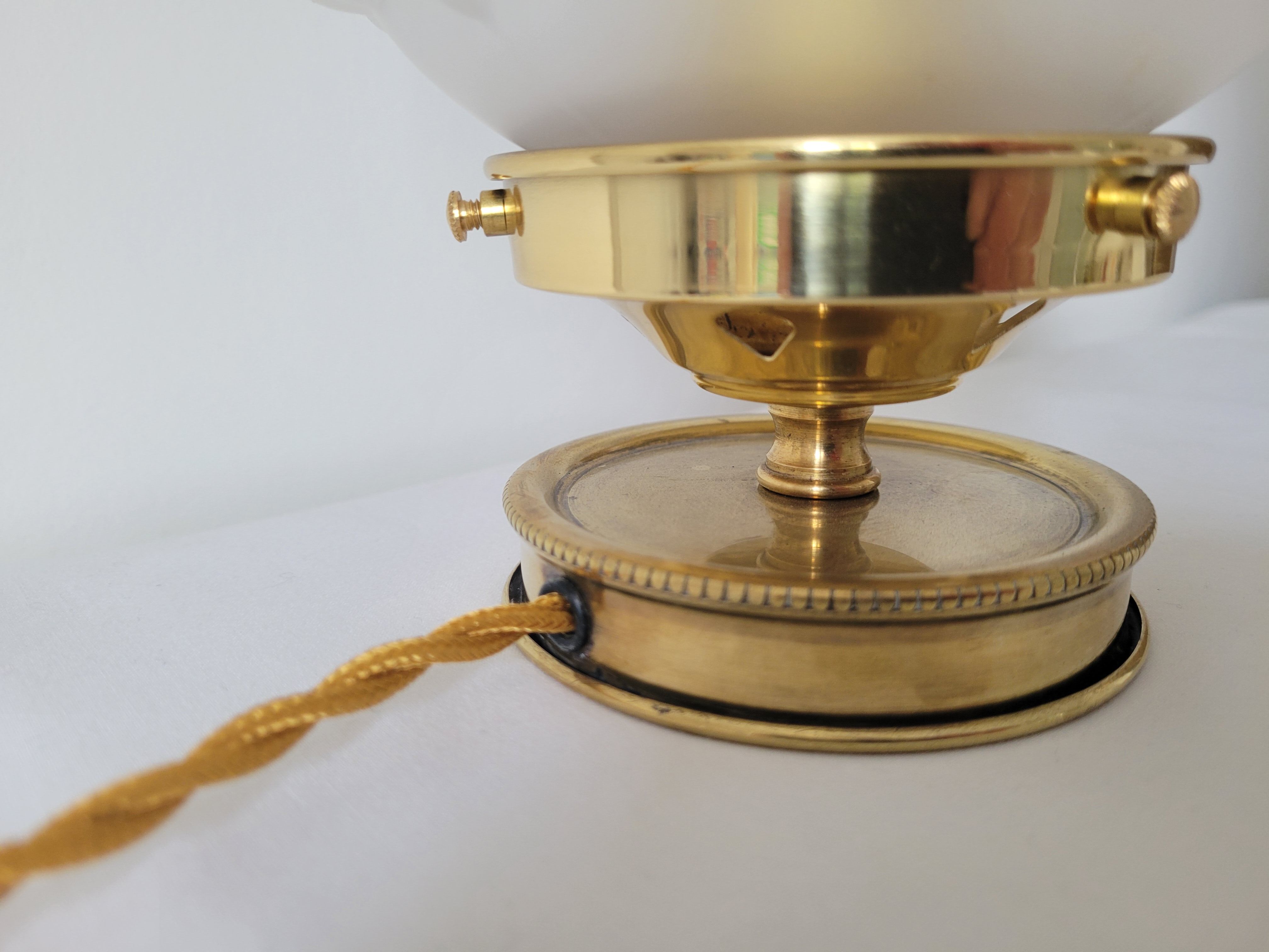 Art deco lamp in brass and glass