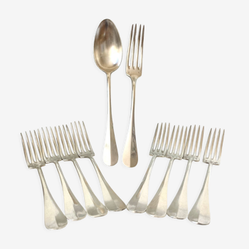 9 table forks and a serving spoon