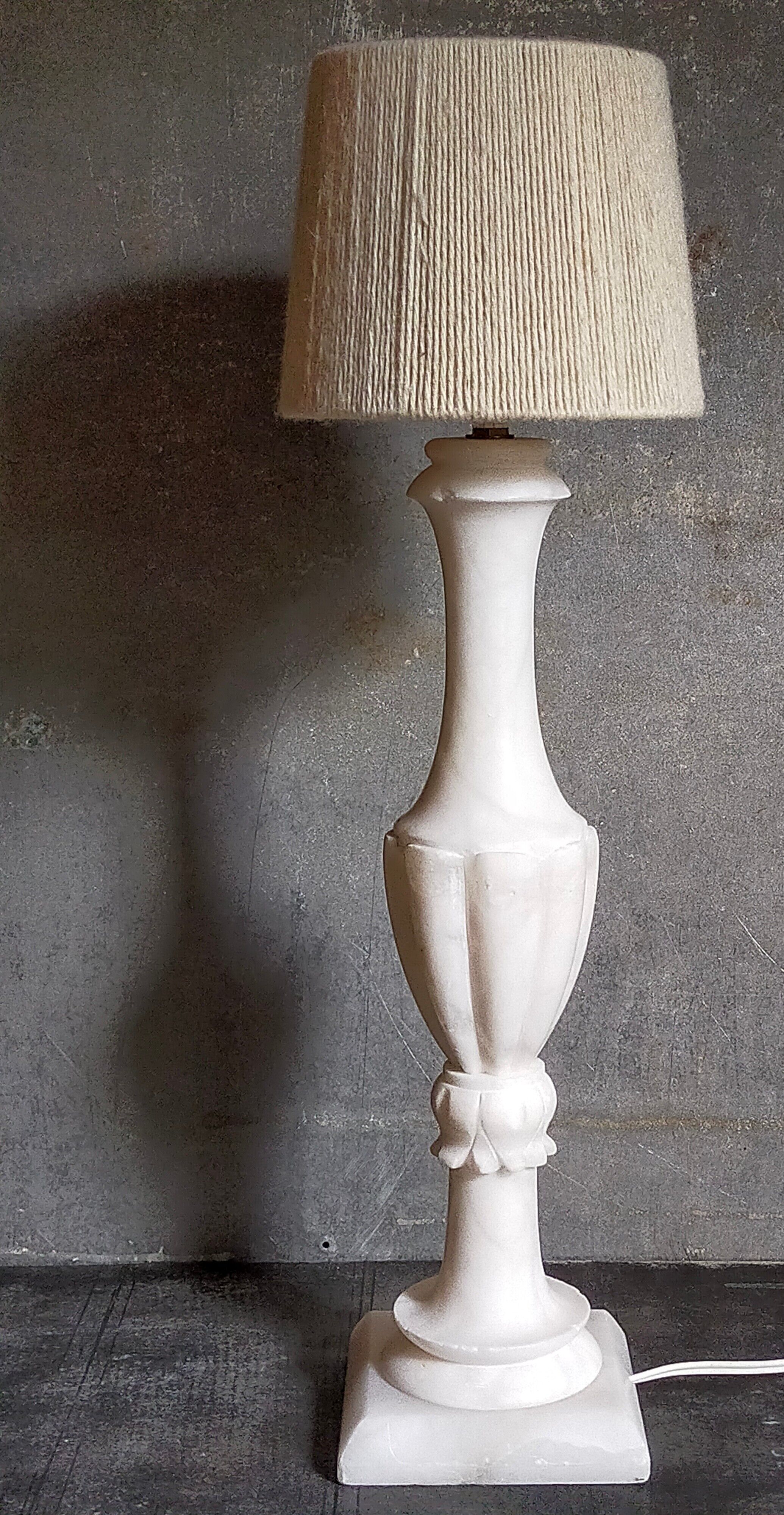 Lampe de table en albâtre, pied balustre, abat-jour en laine vierge