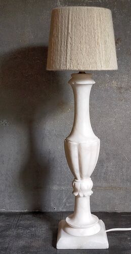 Lampe de table en albâtre, pied balustre, abat-jour en laine vierge