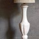 Lampe de table en albâtre, pied balustre, abat-jour en laine vierge