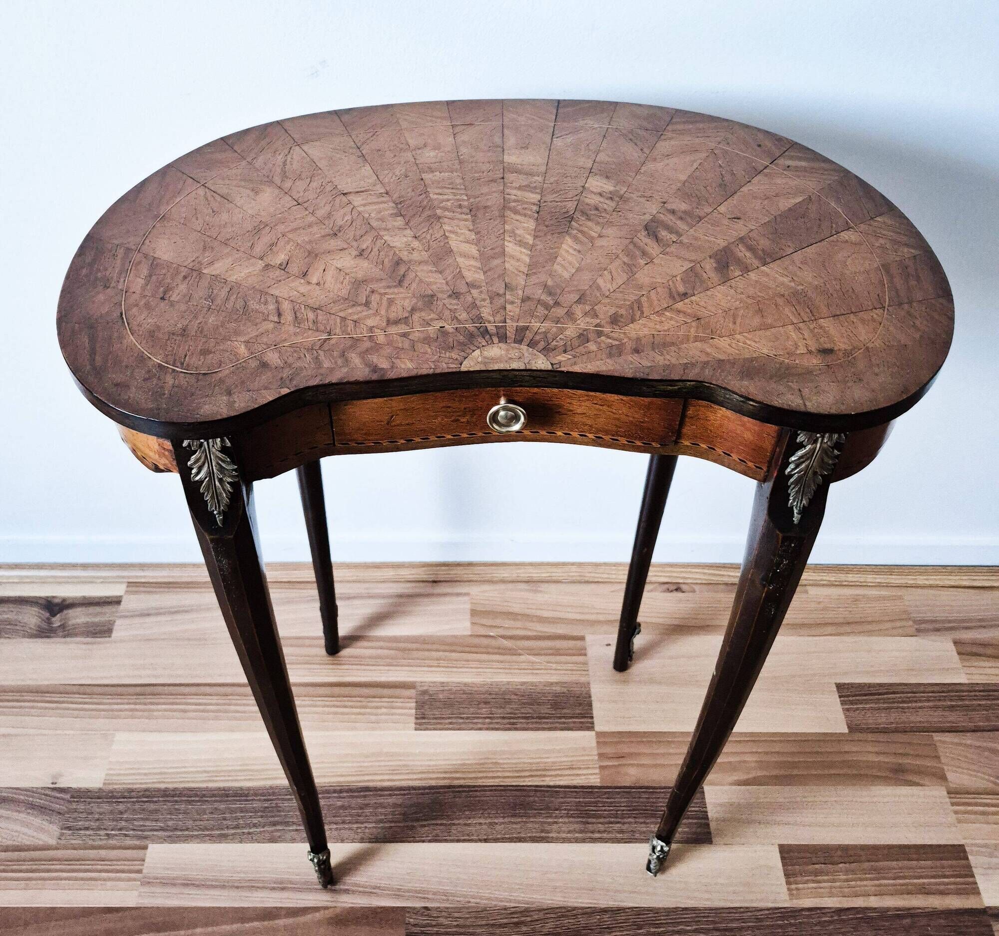 Louis XV kidney-shaped side table, bedside table, guéridon