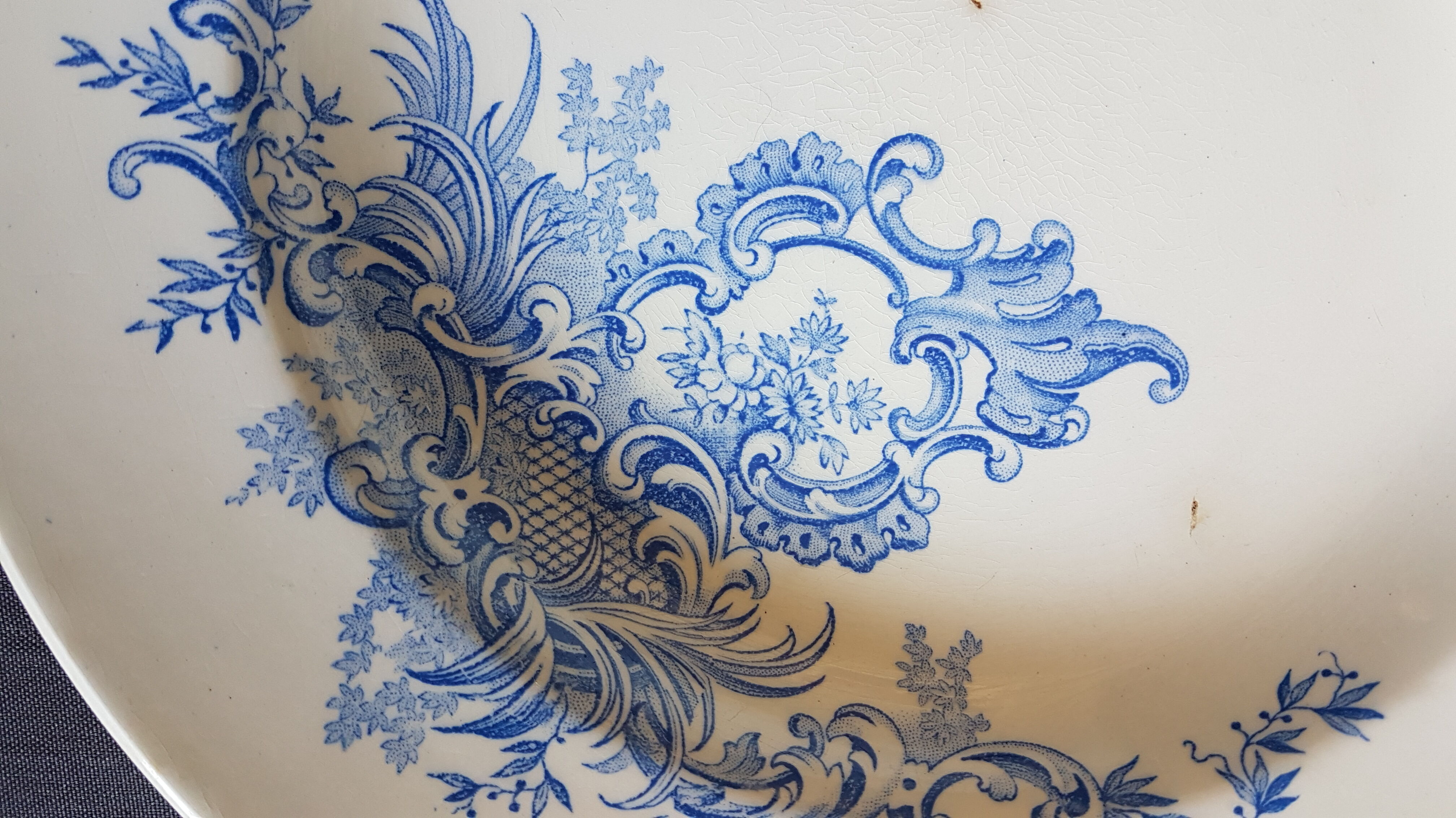 Hollow plate in earthenware decorated with flowers