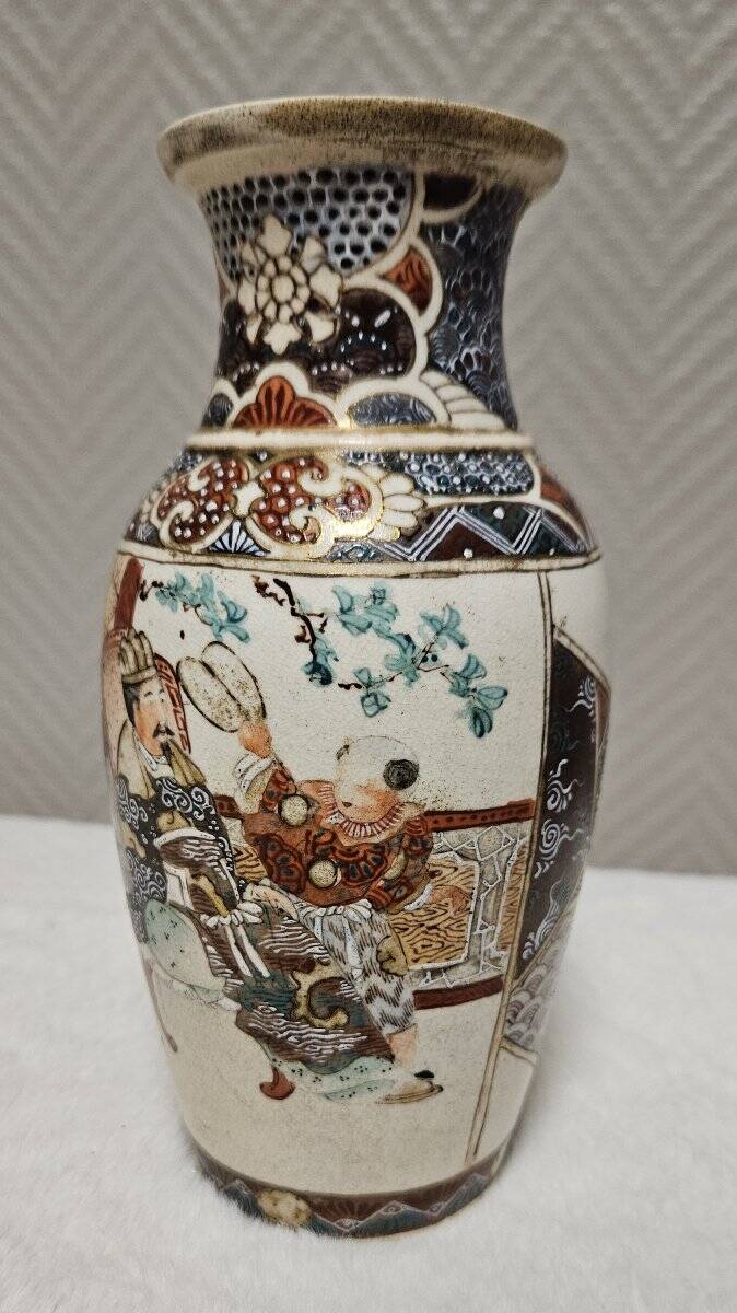 Set of three pieces of Japanese Satsuma-style ceramics.