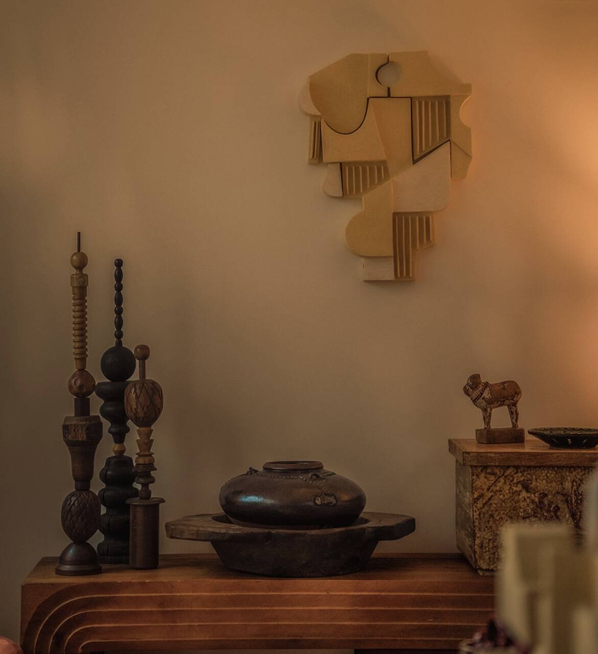 Sculpture en bois représentant une vache sacrée