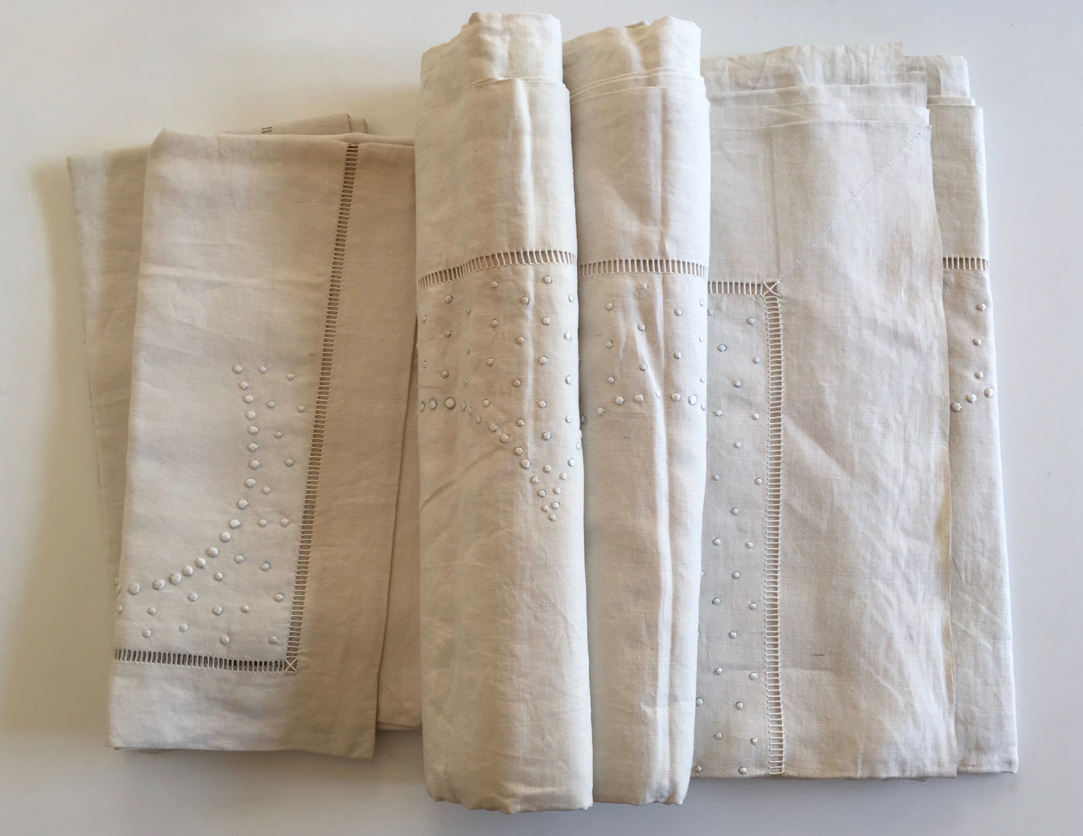 Drap et taies trousseau de réserve en fil de lin brodé de perles