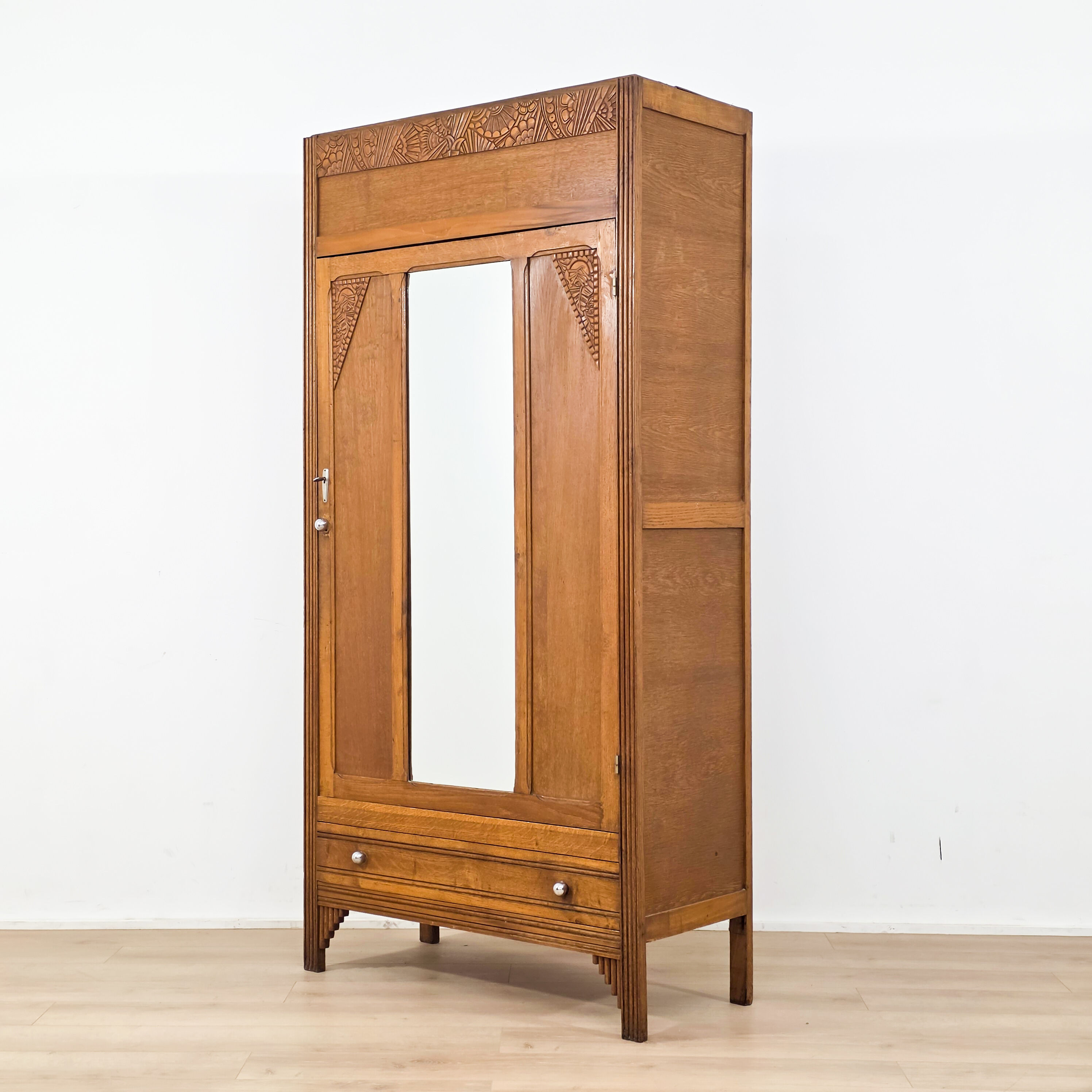 Art Deco wardrobe in carved wood with mirror from the 1930s.