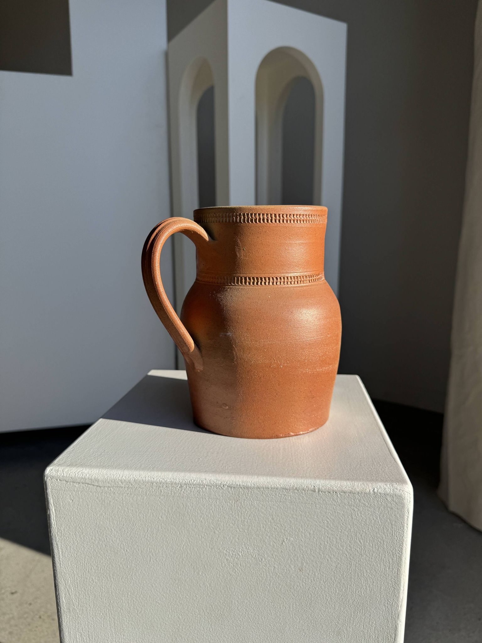 Grande carafe en grès orange Grès Bonneval Made in France au dessous H18