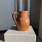 Grande carafe en grès orange Grès Bonneval Made in France au dessous H18