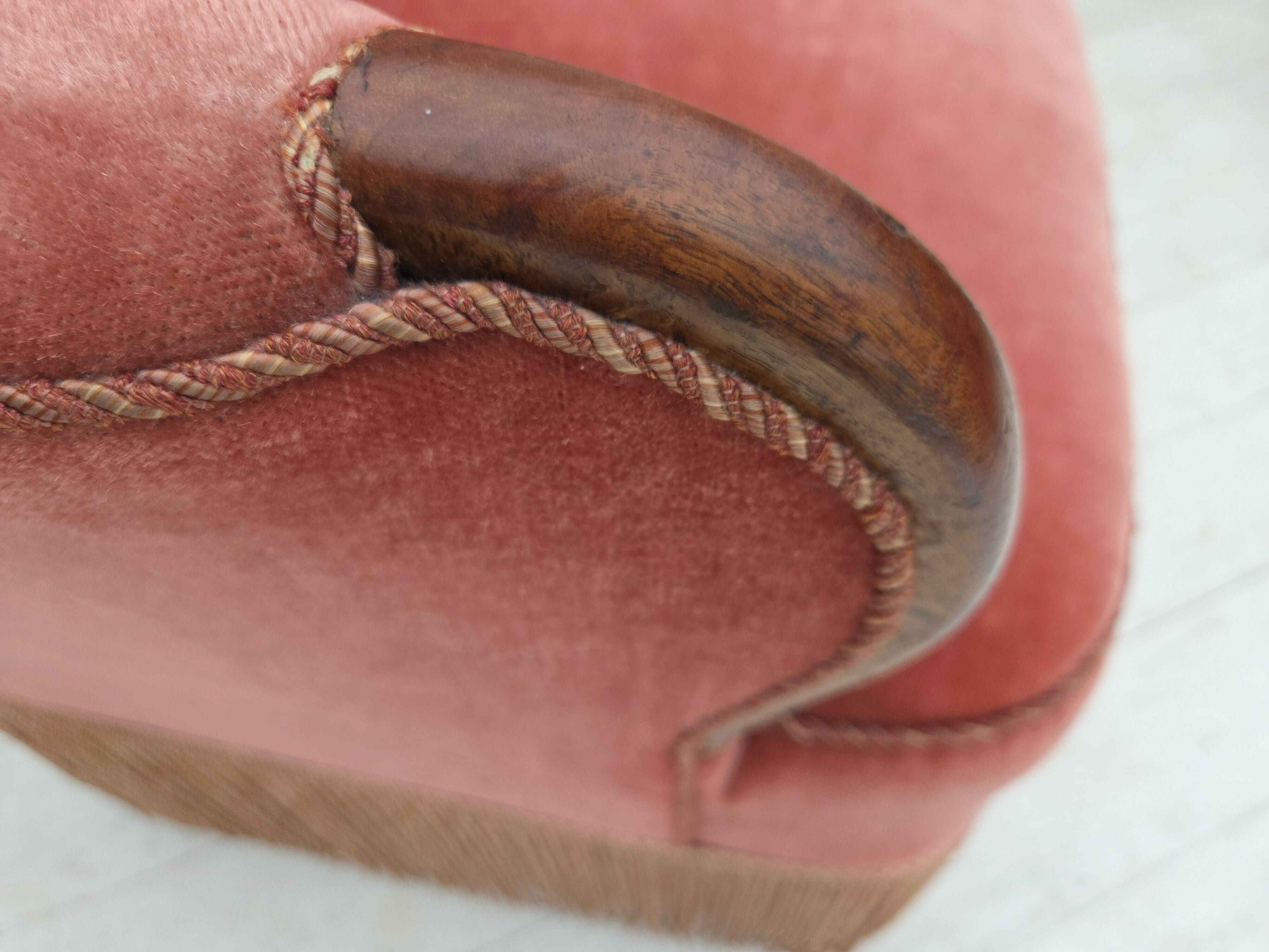 Canapé danois 2 places des années 1930, velours d'ameublement rose saumon, bois de frêne.