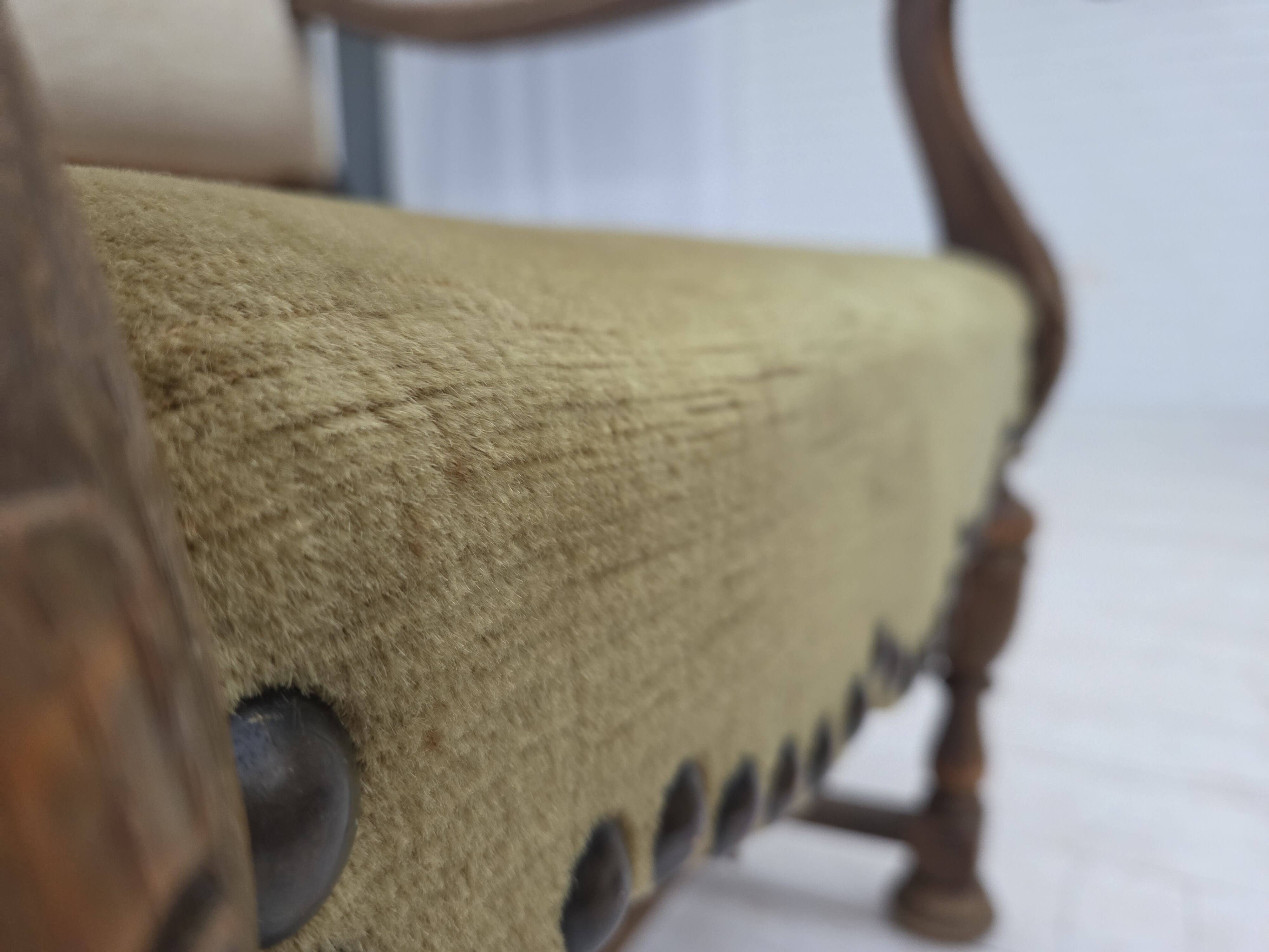 Fauteuil danois à dossier haut des années 1950, en laine tissée à la main, velours, bois de chêne sculpté.