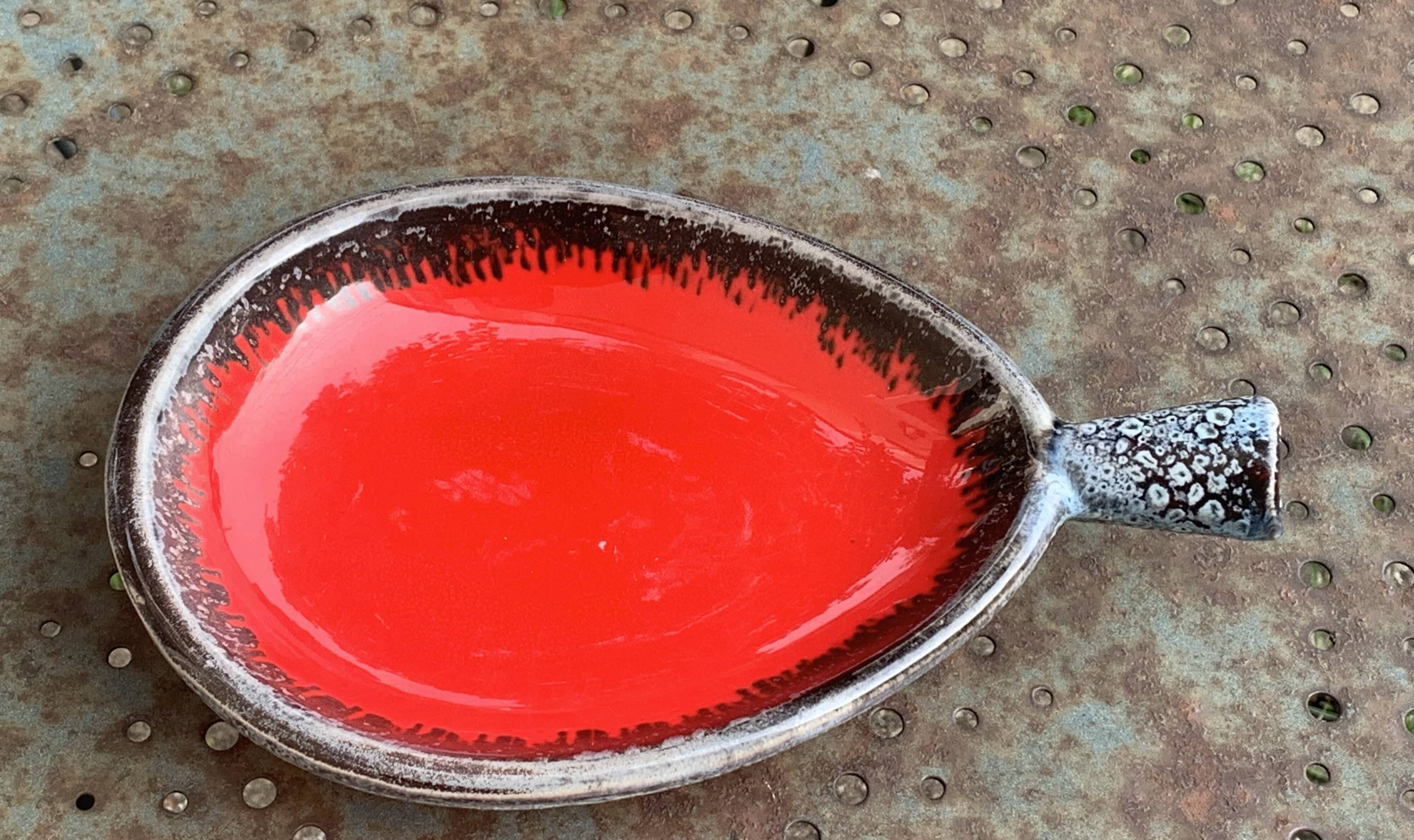 Coupelle en céramique vintage, de couleur rouge, forme originale et design