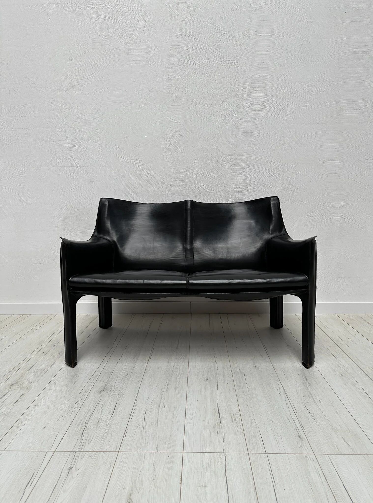 1980s vintage Italian designer ‘CAB 414’ 2-seater leather sofa by Mario Bellini for Cassina in black leather