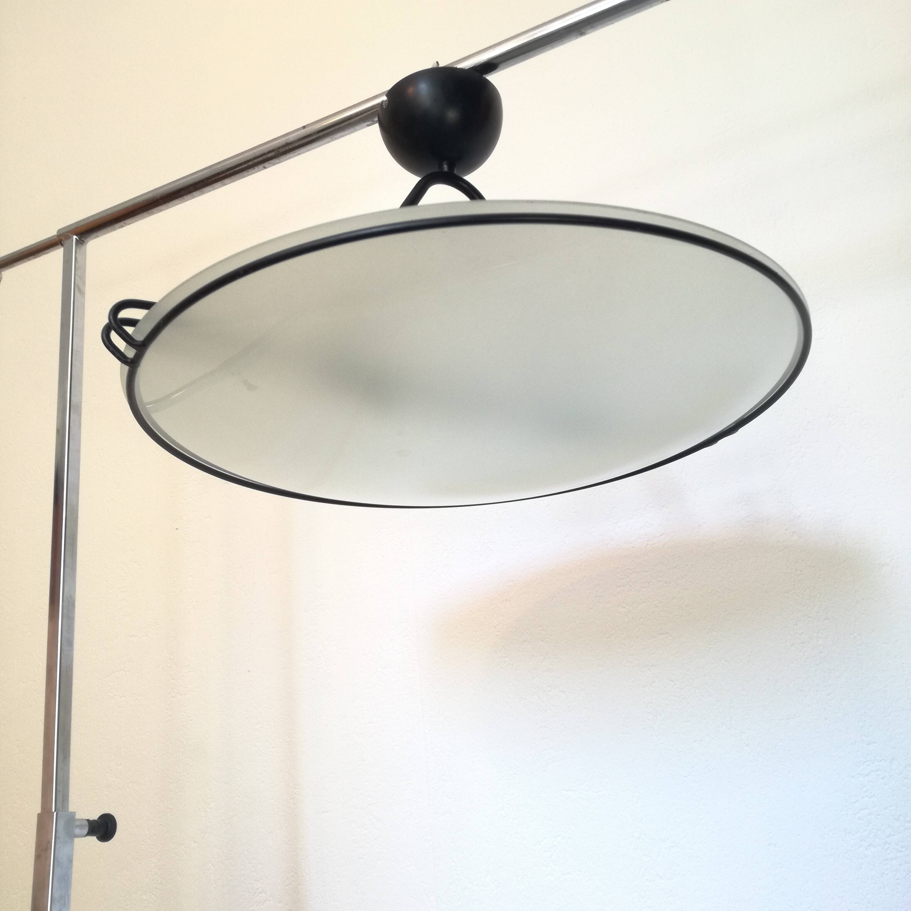 Glass saucer suspension on wire structure